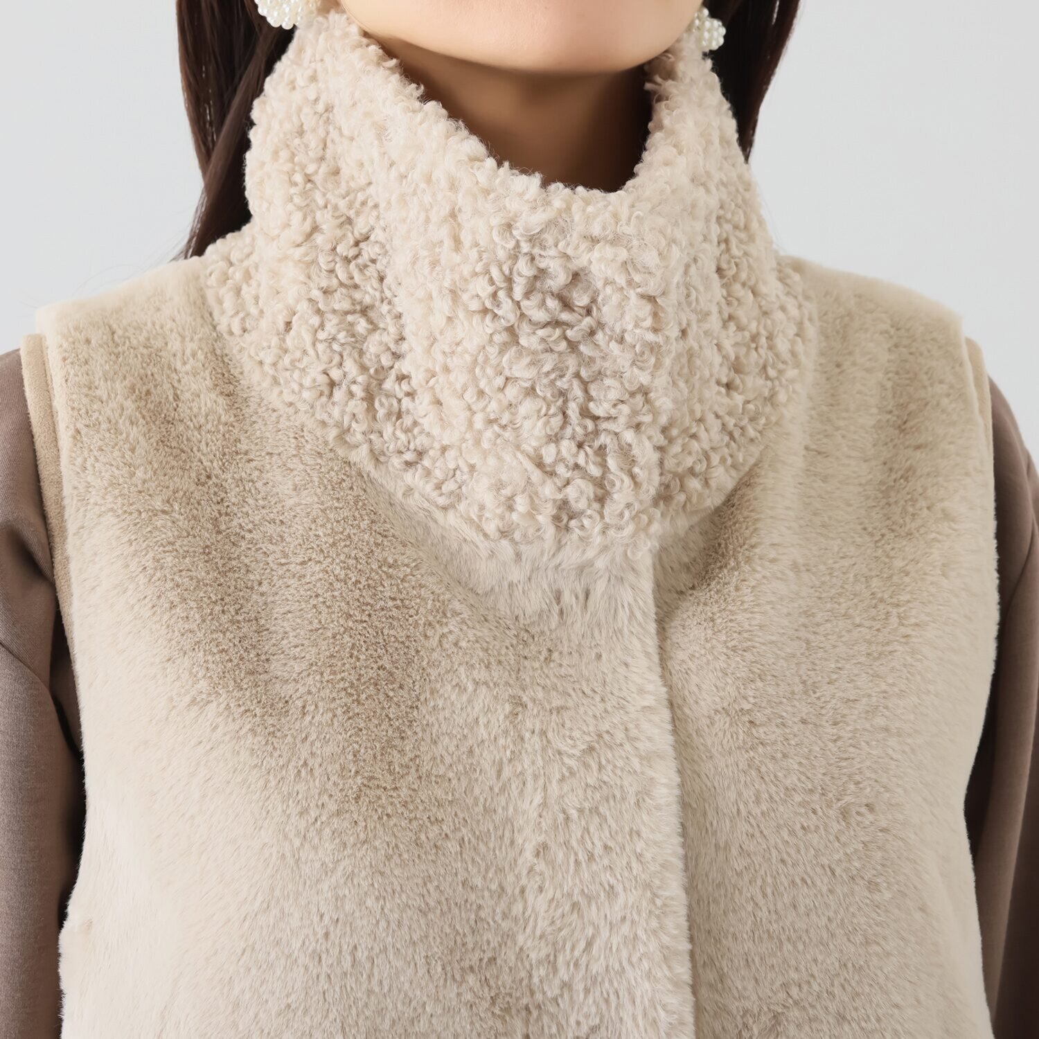 ゼラールスポーツ フェイクムートン リバーシブルで楽しめる ファー切替デザイン スタンドネックロングジレ