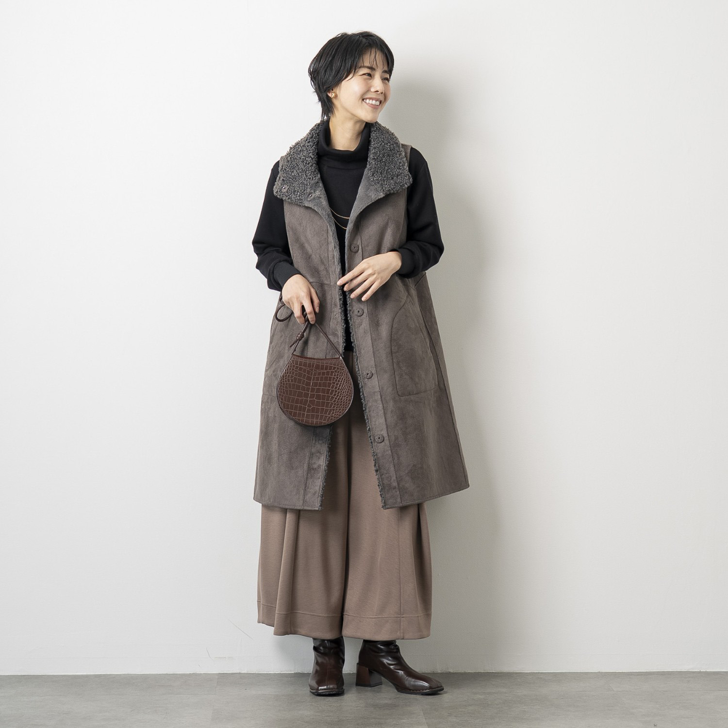 ゼラールスポーツ フェイクムートン リバーシブルで楽しめる ファー切替デザイン スタンドネックロングジレ