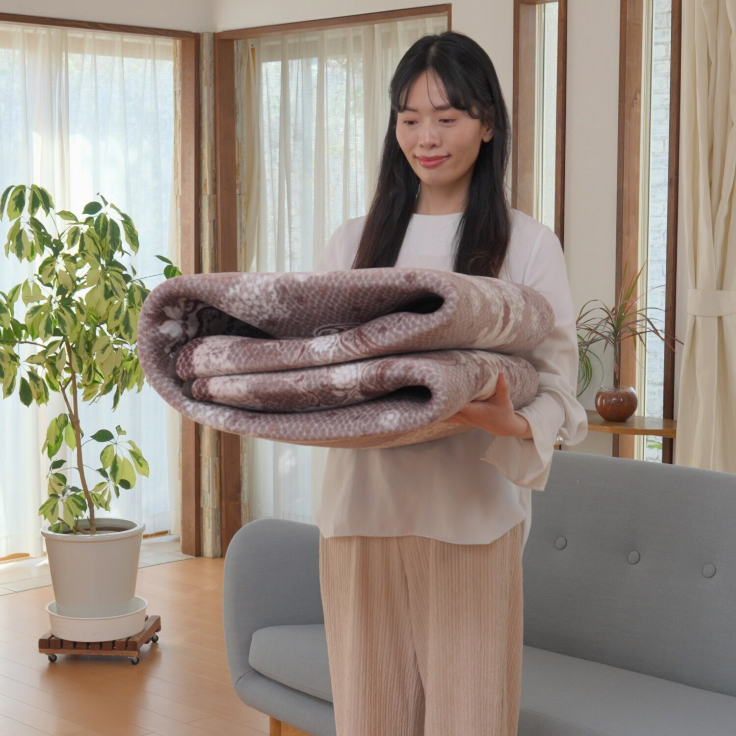 スワトウ刺しゅう協会 認定デザイン 洗える あたたかラグ ＜１３０×１９０ｃｍ＞