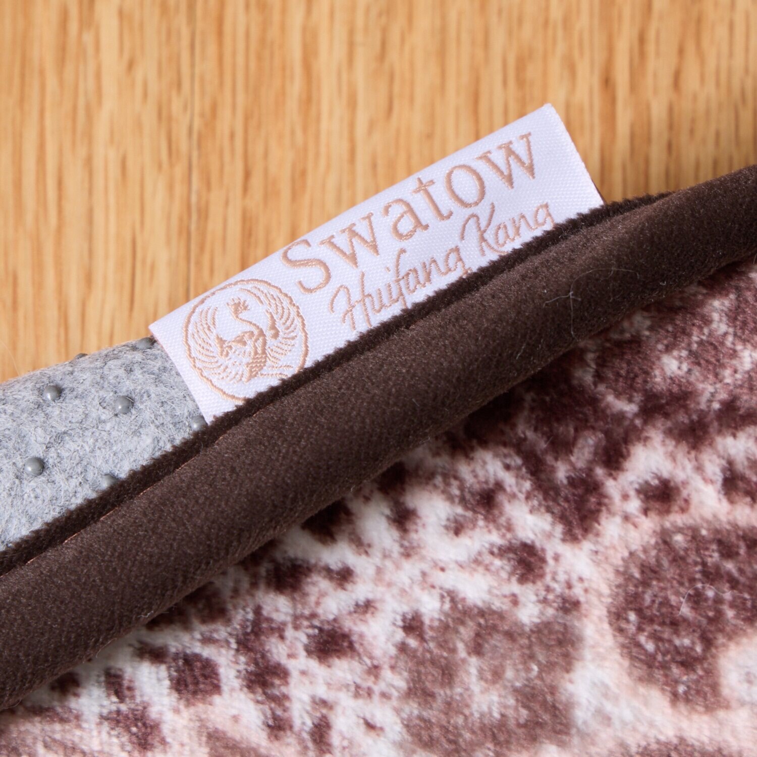 スワトウ刺しゅう協会 認定デザイン 洗える あたたかラグ ＜１９０×２４０ｃｍ＞