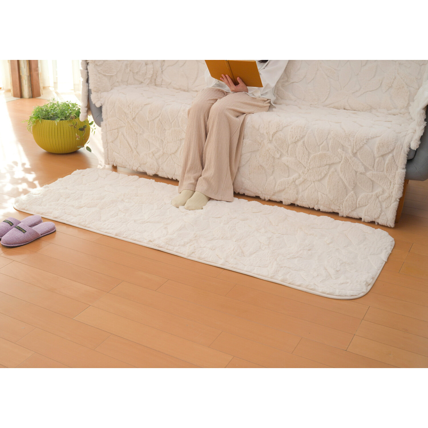 暖かクワトロファータッチ 蓄熱ウレタン入り 足元あったかラグ ＜６５×１７０ｃｍ＞