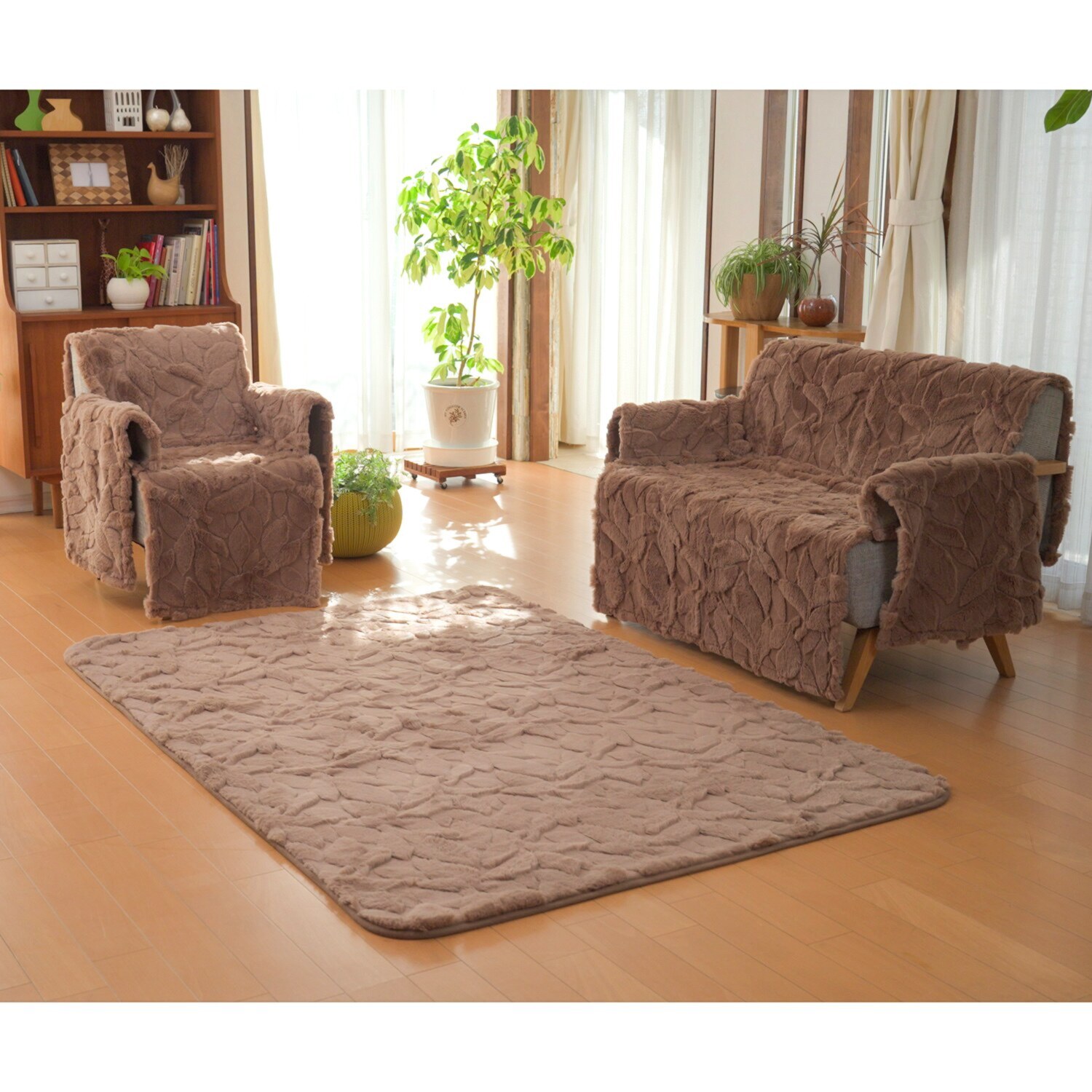 暖かクワトロファータッチ 蓄熱ウレタン入り 足元あったかラグ ＜１３０×１９０ｃｍ＞