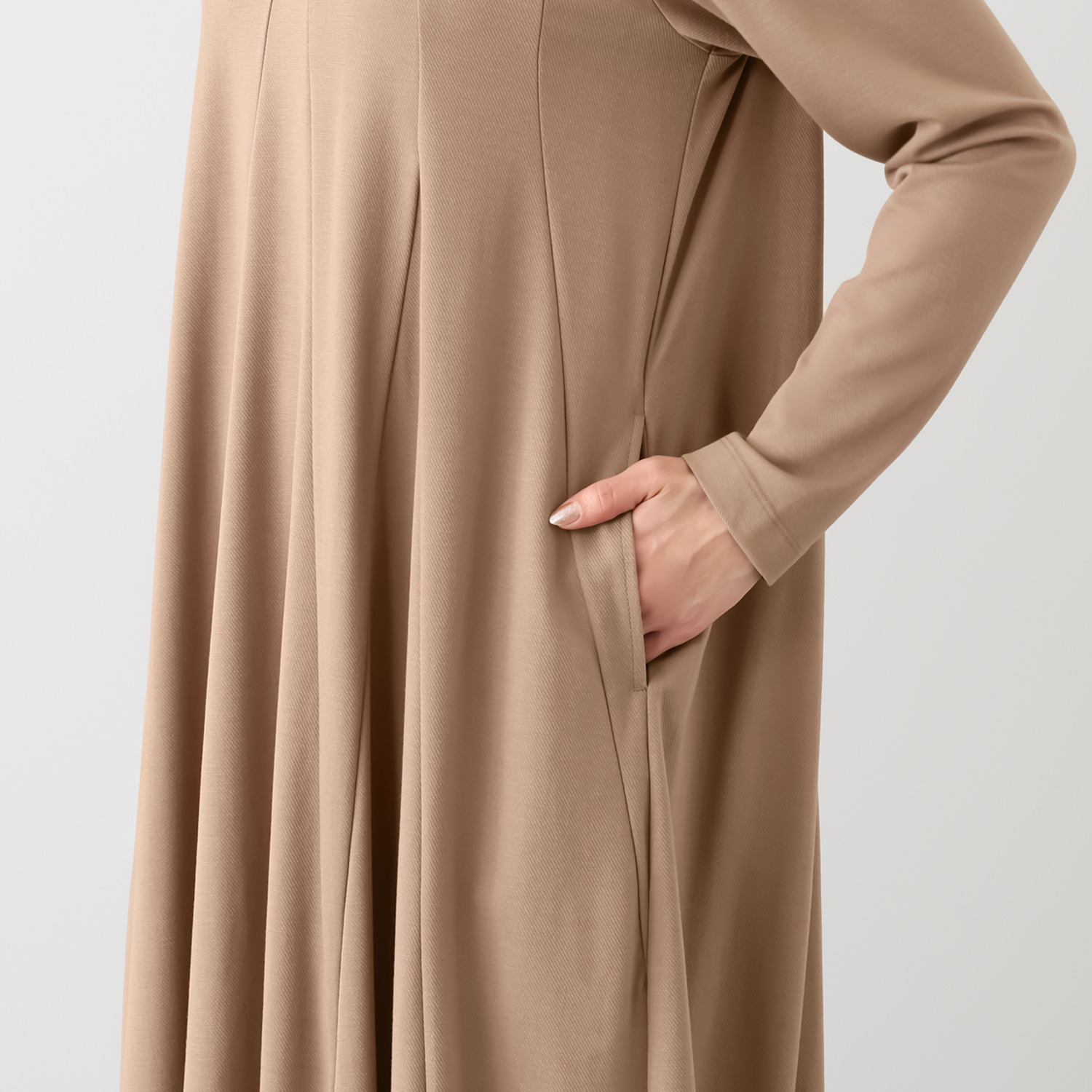 ヤエアジュテ アシンメトリー＆フレアー 華やぐモードスタイル デザインワンピース