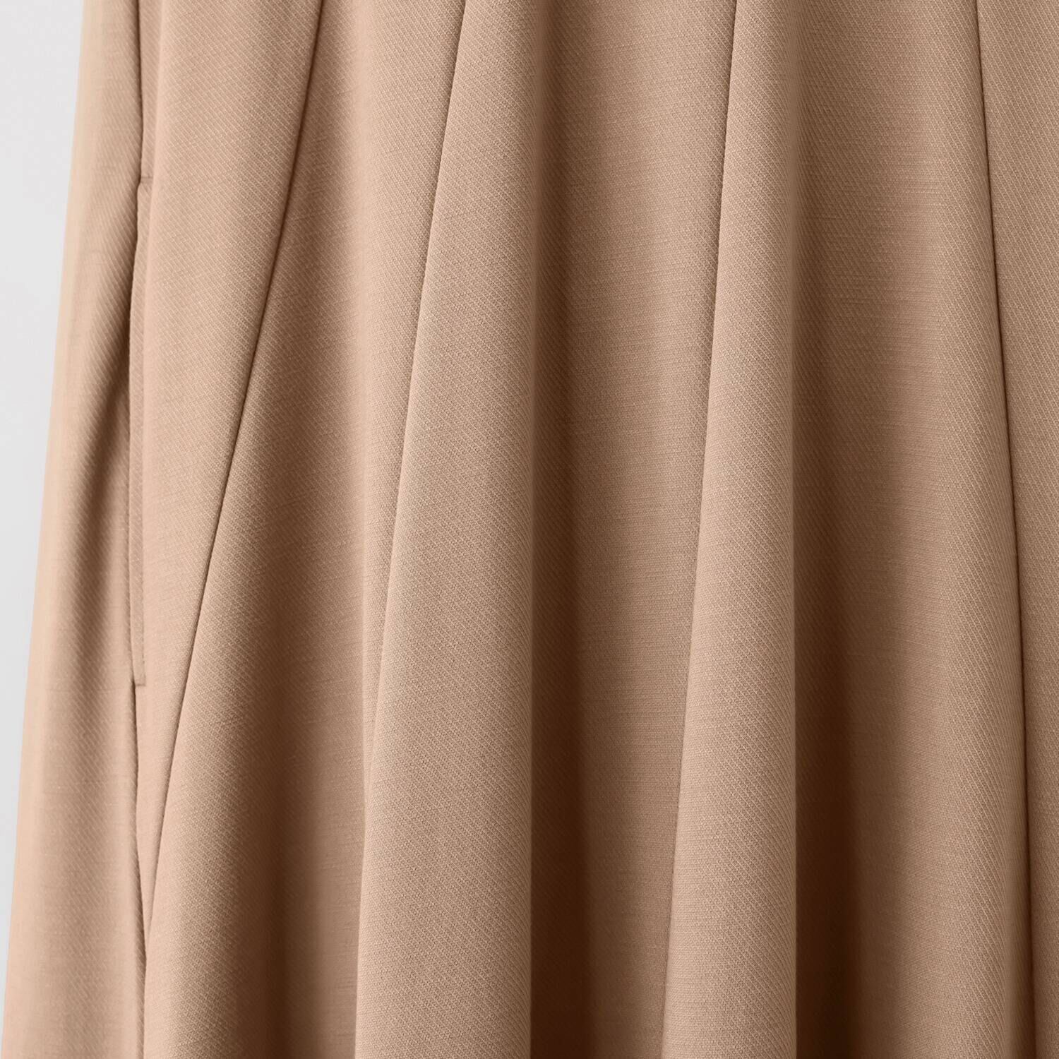 ヤエアジュテ アシンメトリー＆フレアー 華やぐモードスタイル デザインワンピース