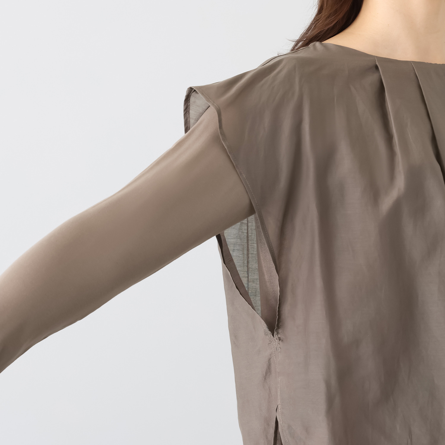 ヤエアジュテ 大人の品格で着こなす レイヤードで安心 シアーコンビブラウス