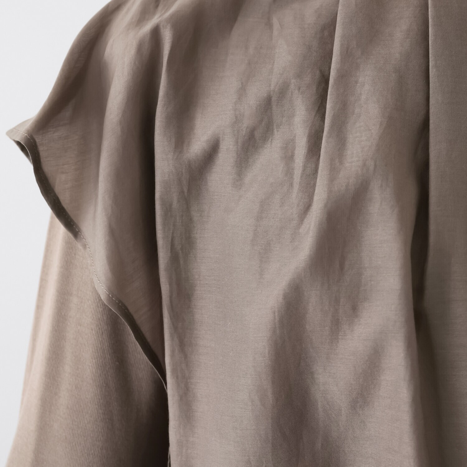 ヤエアジュテ 大人の品格で着こなす レイヤードで安心 シアーコンビブラウス