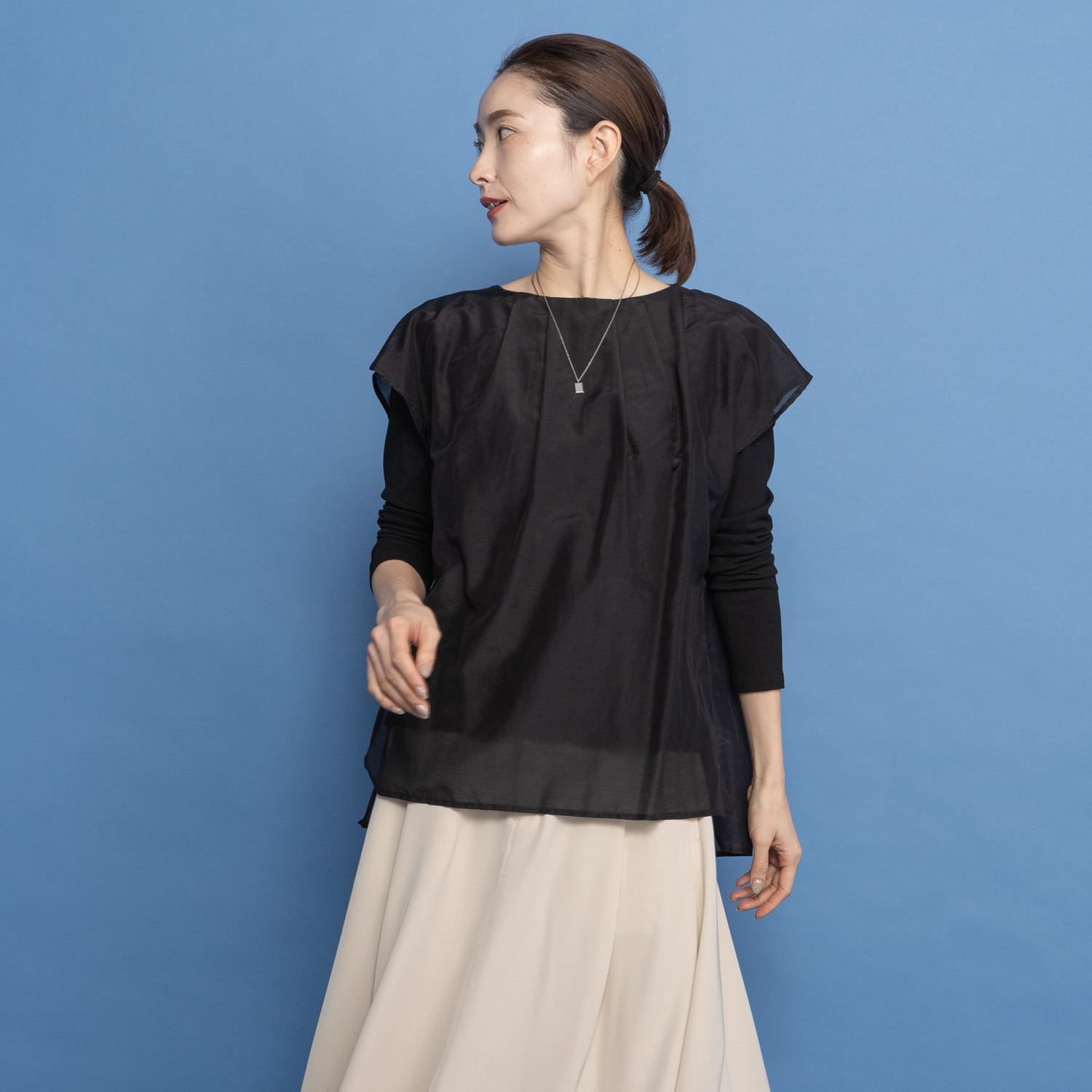 ヤエアジュテ 大人の品格で着こなす レイヤードで安心 シアーコンビブラウス