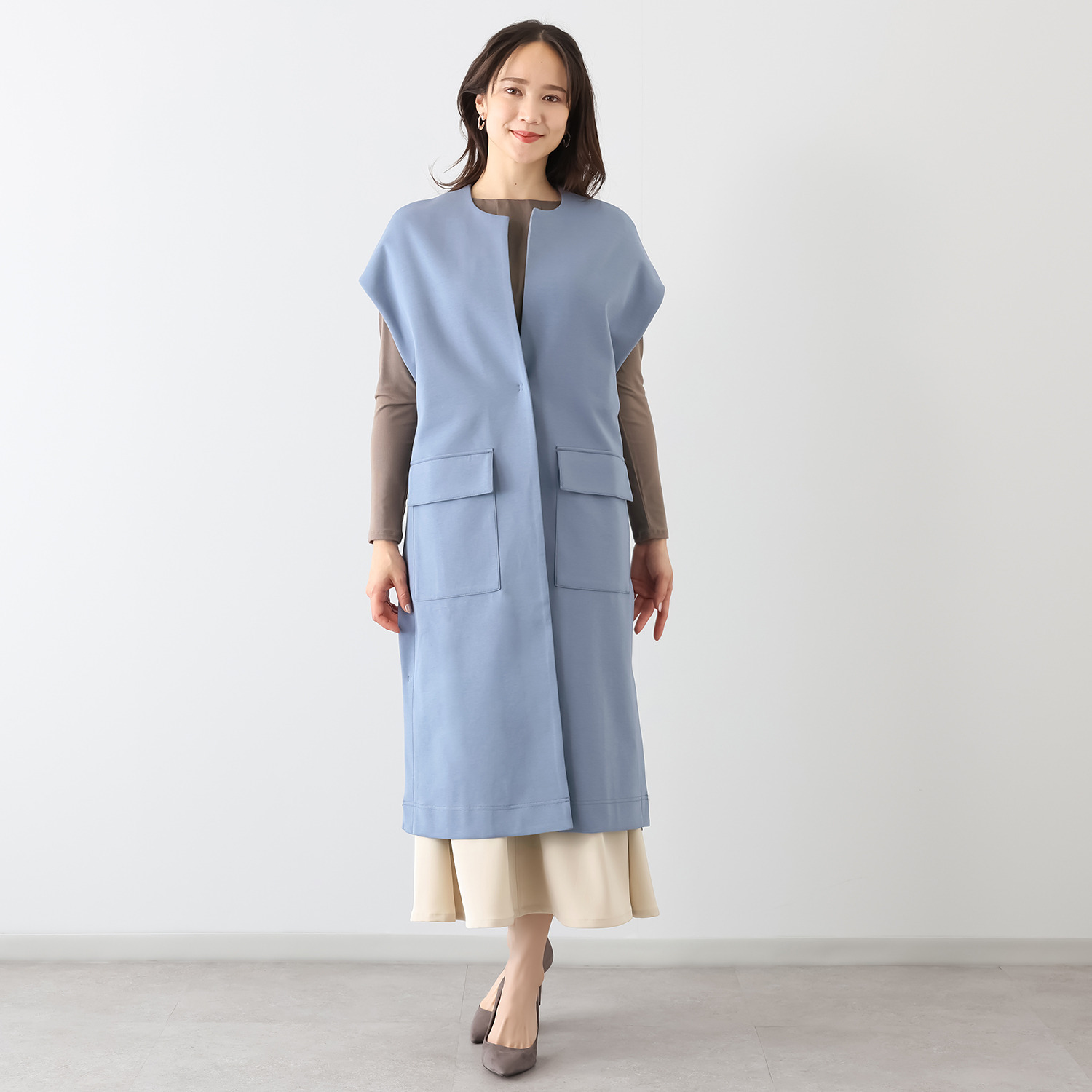 ヤエアジュテ 羽織り感覚で 装い軽やか デザインロングベスト