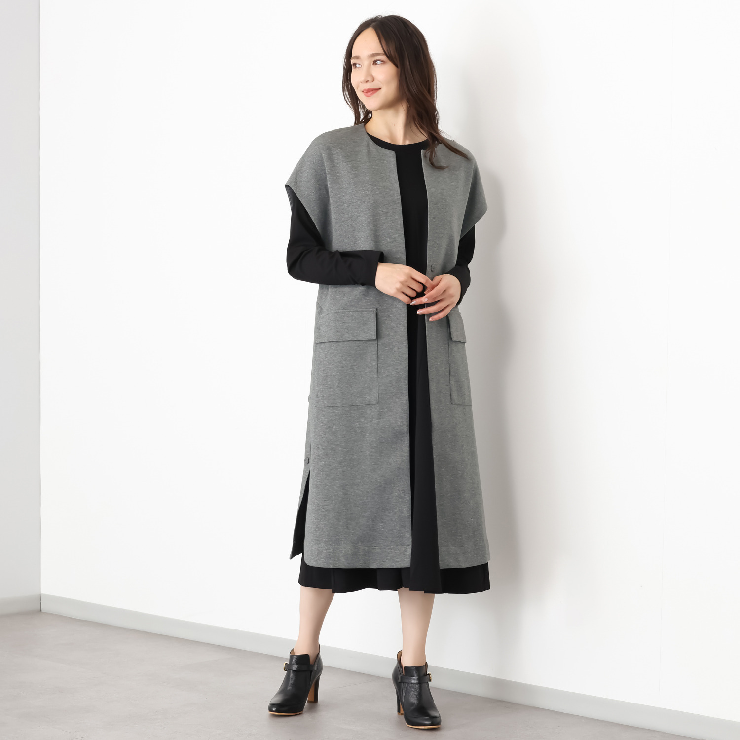 ヤエアジュテ 羽織り感覚で 装い軽やか デザインロングベスト