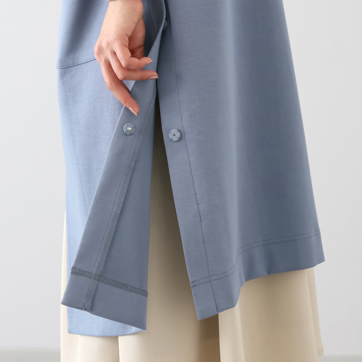 ヤエアジュテ 羽織り感覚で 装い軽やか デザインロングベスト