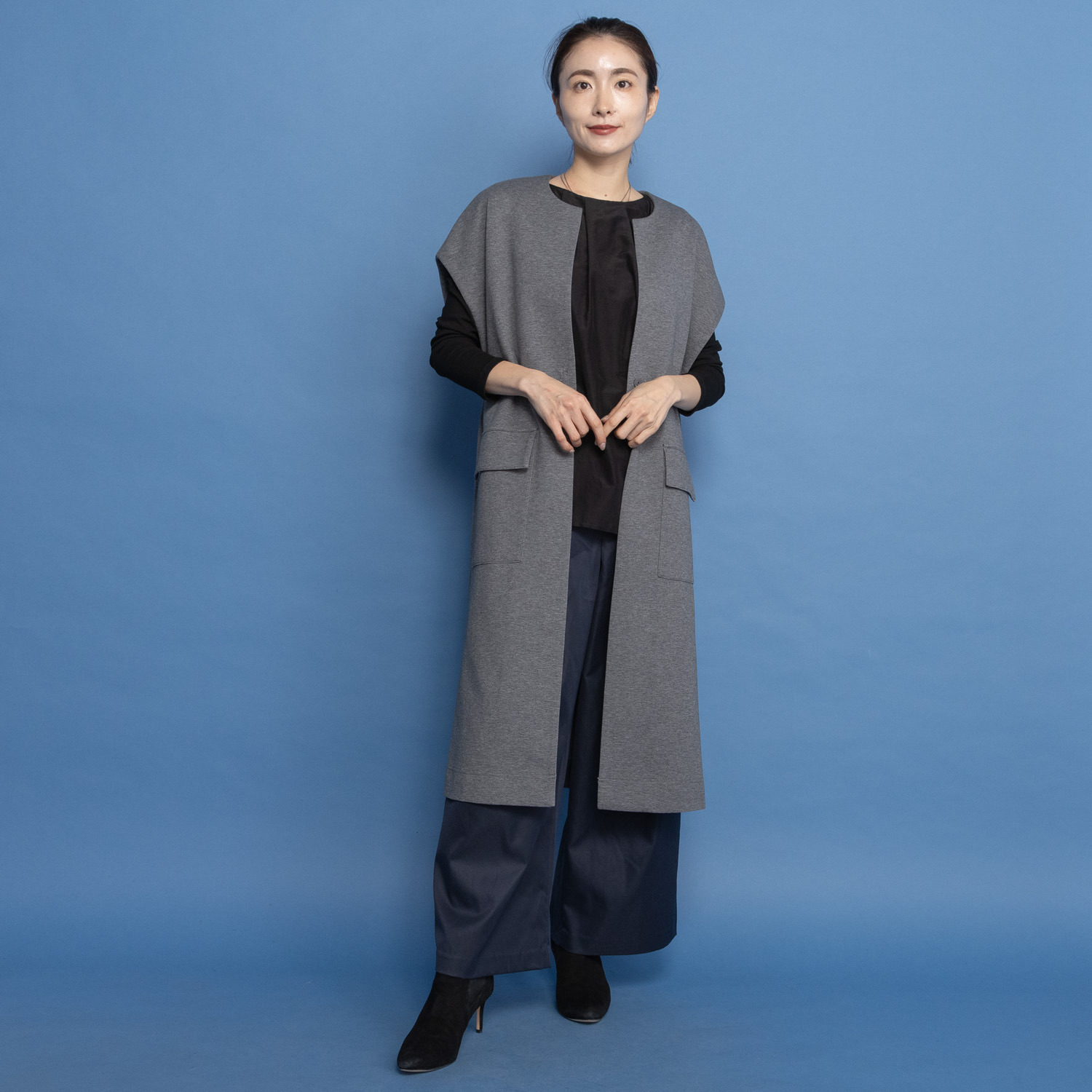 ヤエアジュテ 羽織り感覚で 装い軽やか デザインロングベスト