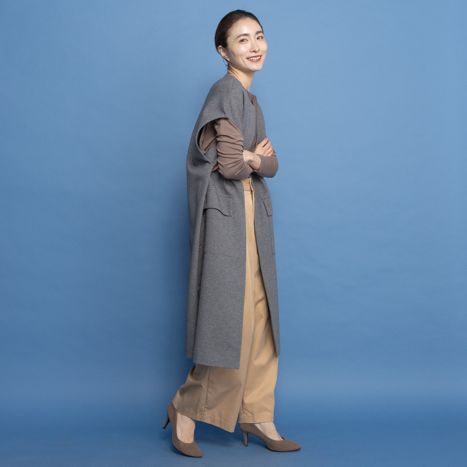 ヤエアジュテ 羽織り感覚で 装い軽やか デザインロングベスト