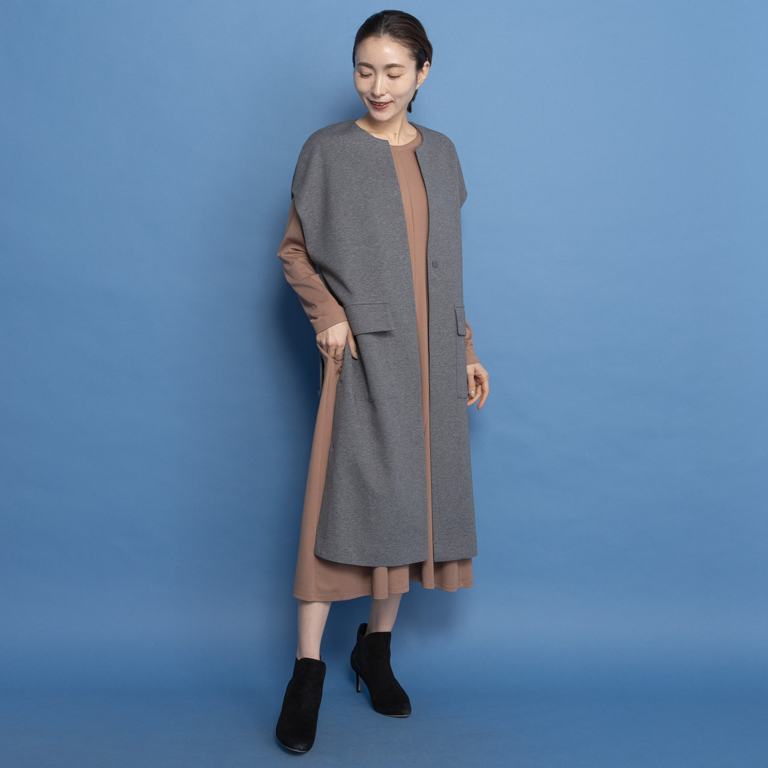 ヤエアジュテ 羽織り感覚で 装い軽やか デザインロングベスト