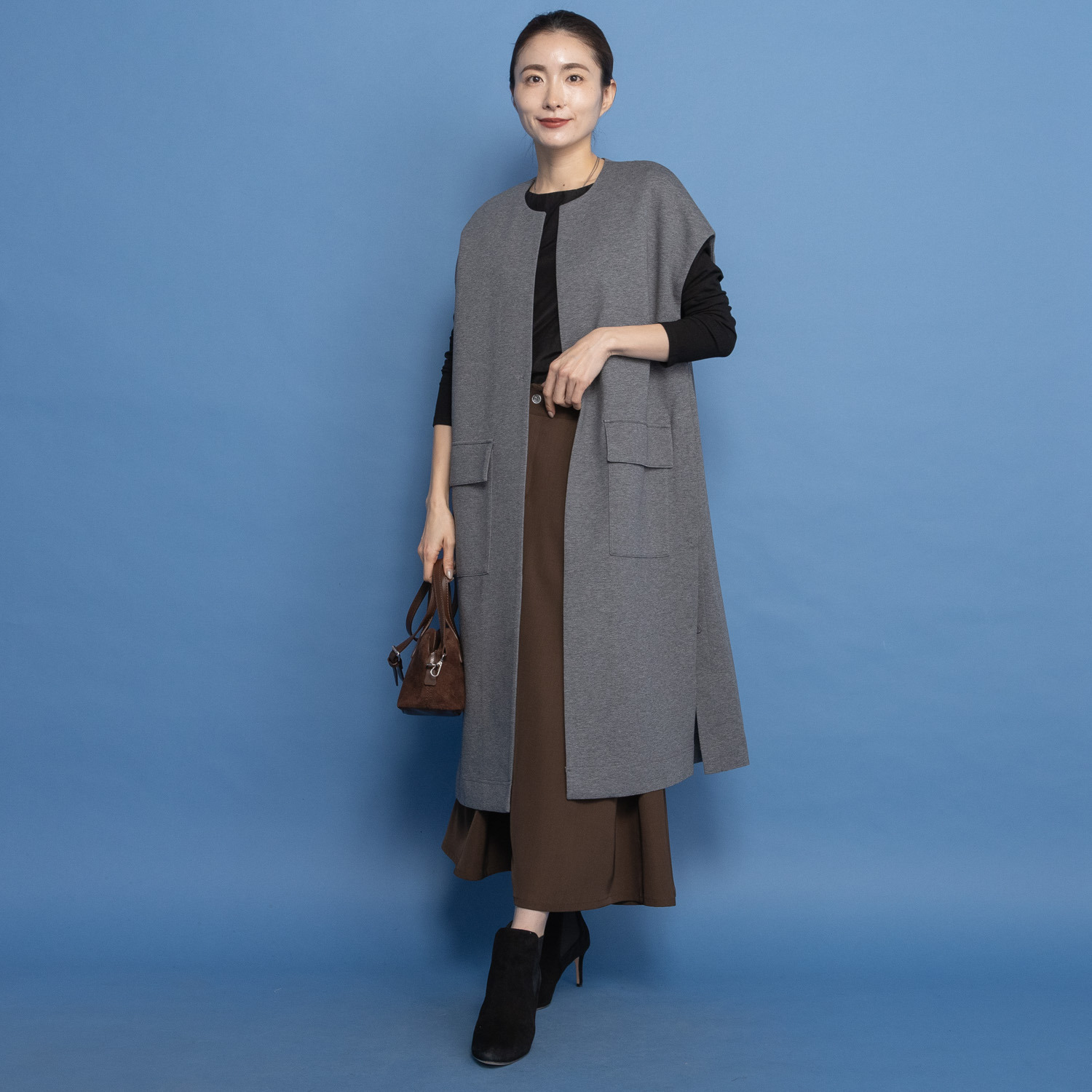 ヤエアジュテ 羽織り感覚で 装い軽やか デザインロングベスト