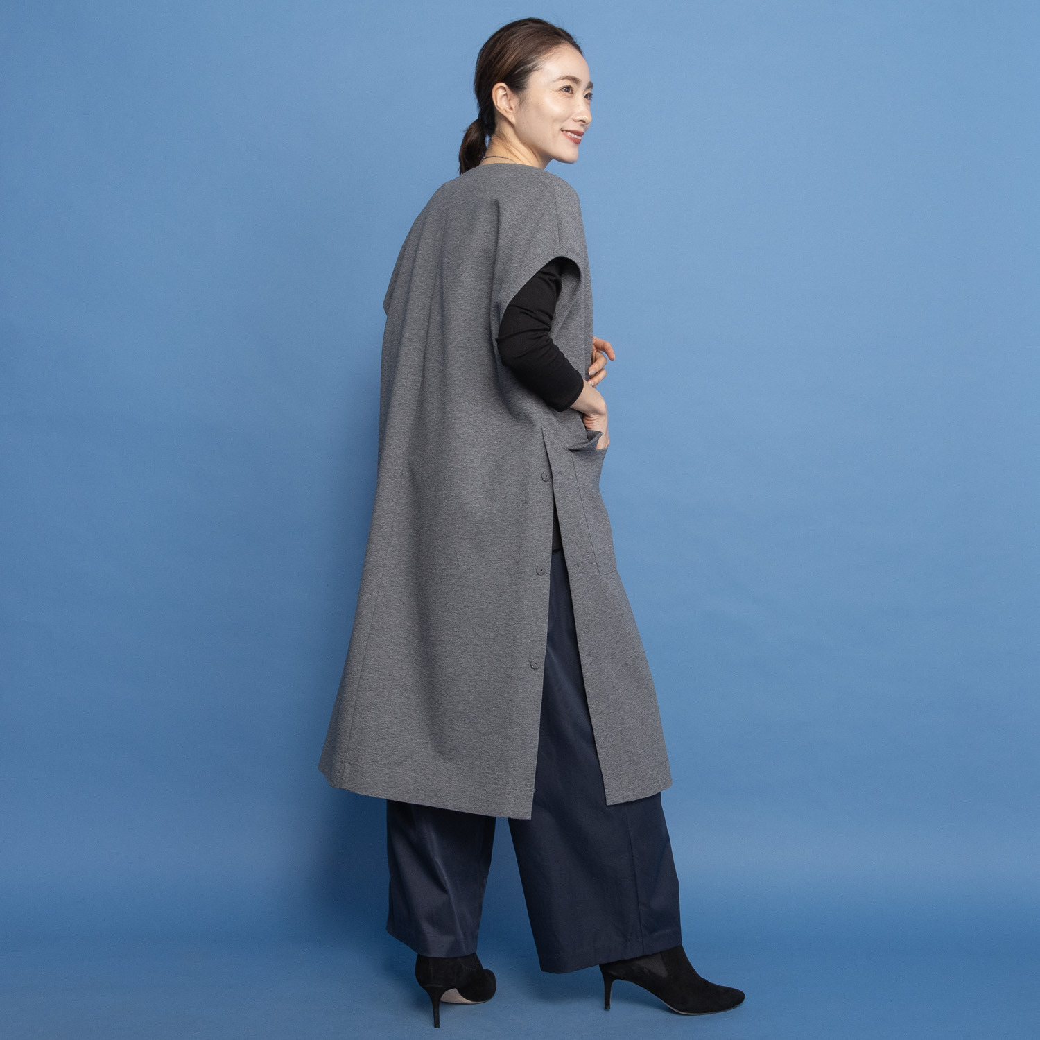 ヤエアジュテ 羽織り感覚で 装い軽やか デザインロングベスト