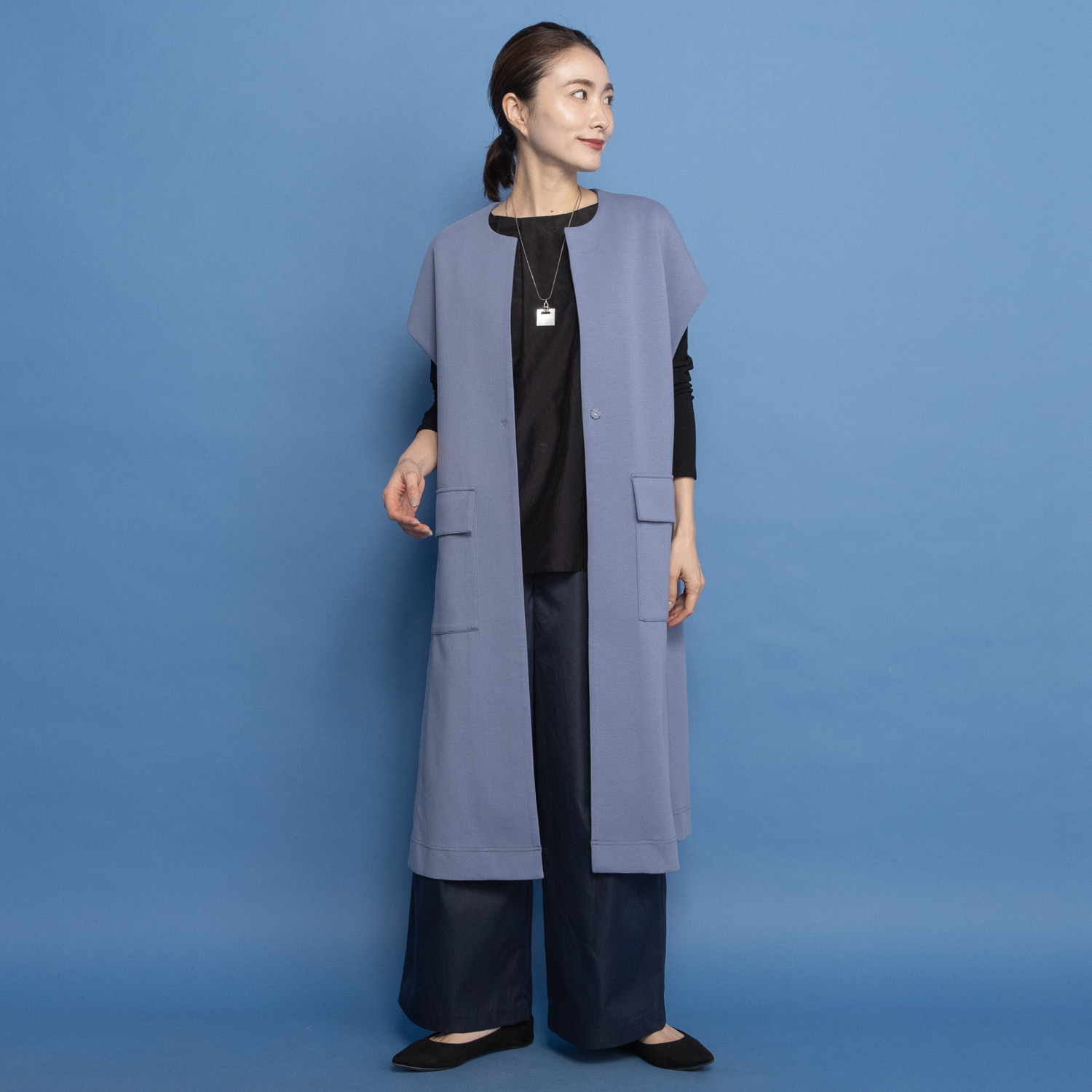 ヤエアジュテ 羽織り感覚で 装い軽やか デザインロングベスト