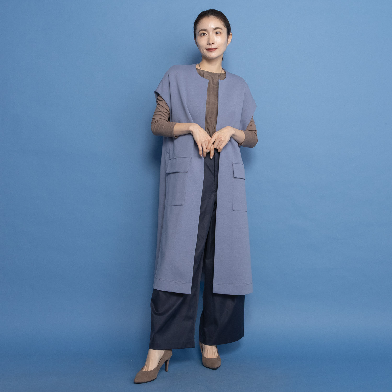 ヤエアジュテ 羽織り感覚で 装い軽やか デザインロングベスト