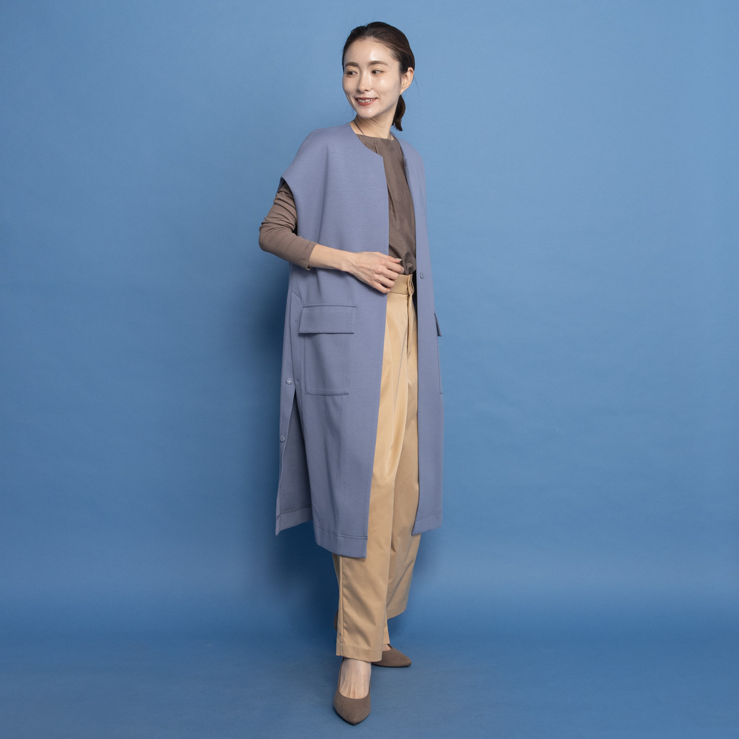 ヤエアジュテ 羽織り感覚で 装い軽やか デザインロングベスト