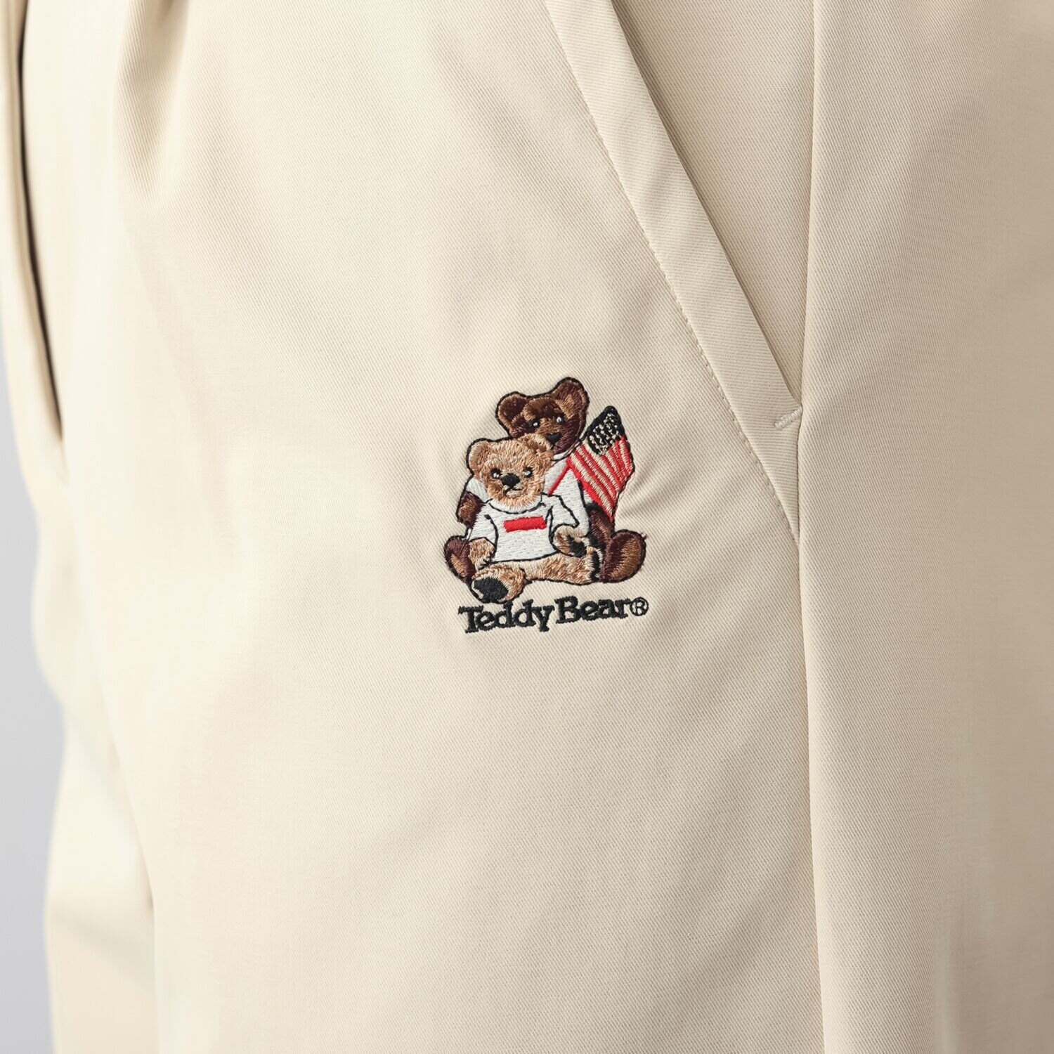 テディベア ワンポイントアクセント テディベア刺しゅう タックパンツ