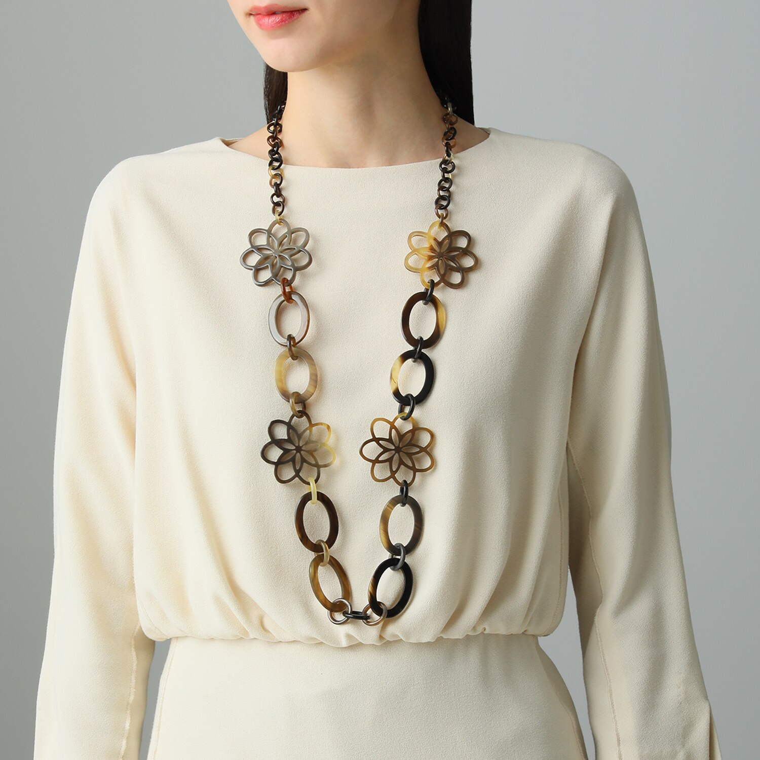 ミル・レーヴ 水牛 フラワーモティーフ オープンワーク ロングネックレス