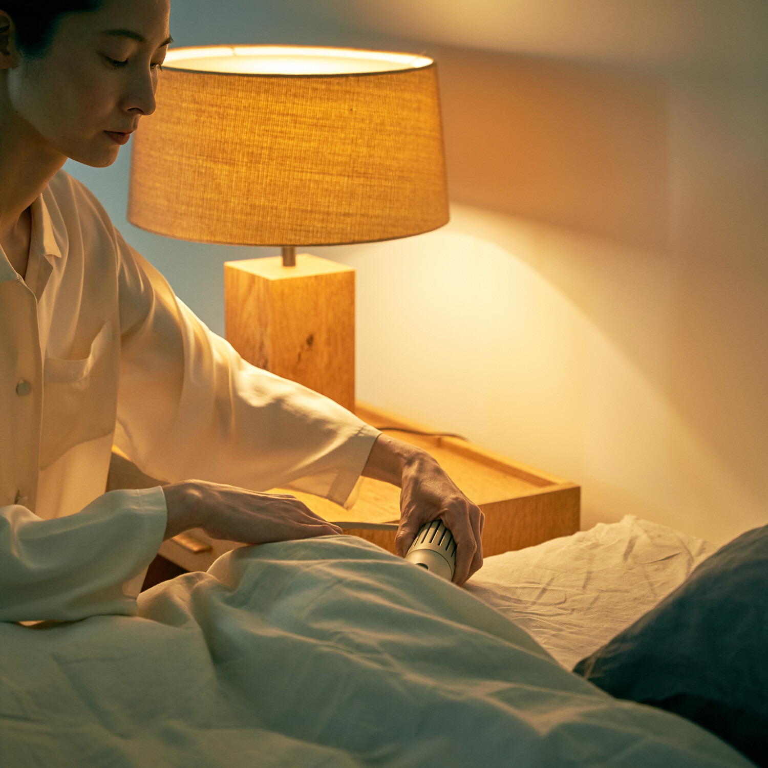 カドー 軽量スリム＆ 驚くほど手軽に使えて パワフル風量で暖める！ ふとん乾燥機　フェーン ＦＥＮ−００２