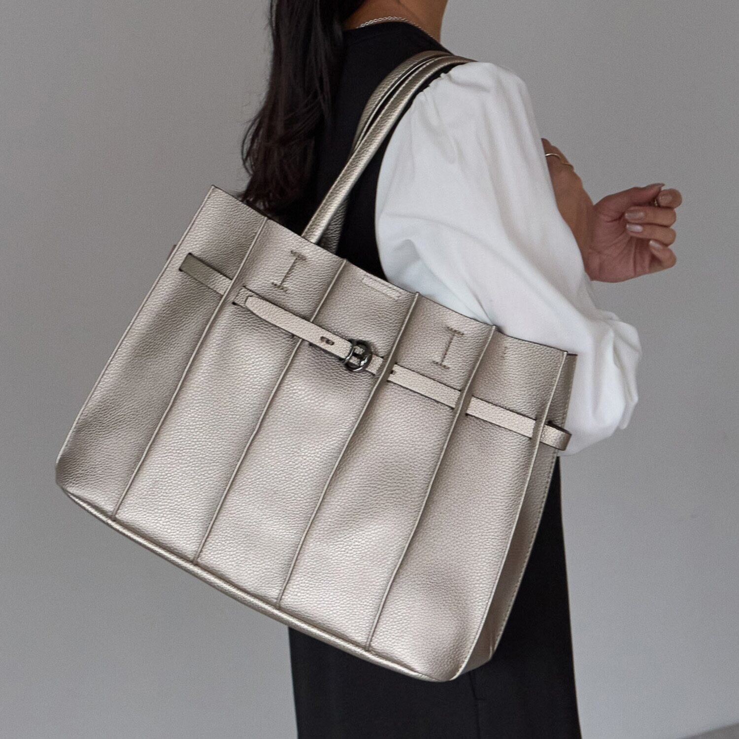 グッシオイタリー 軽量プリーツデザイン ベルトモティーフ トートバッグ