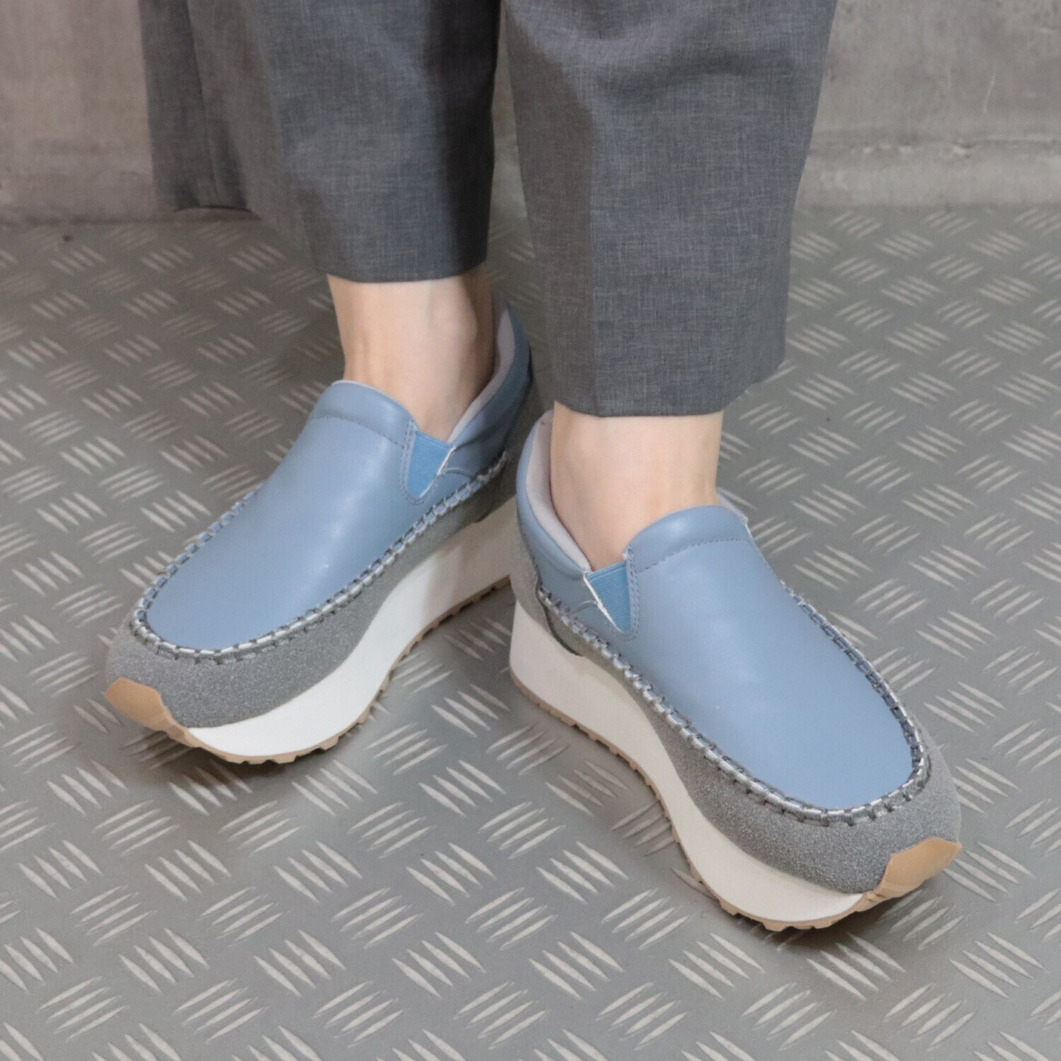 モズ 軽量 モカシンアクセント シューズ