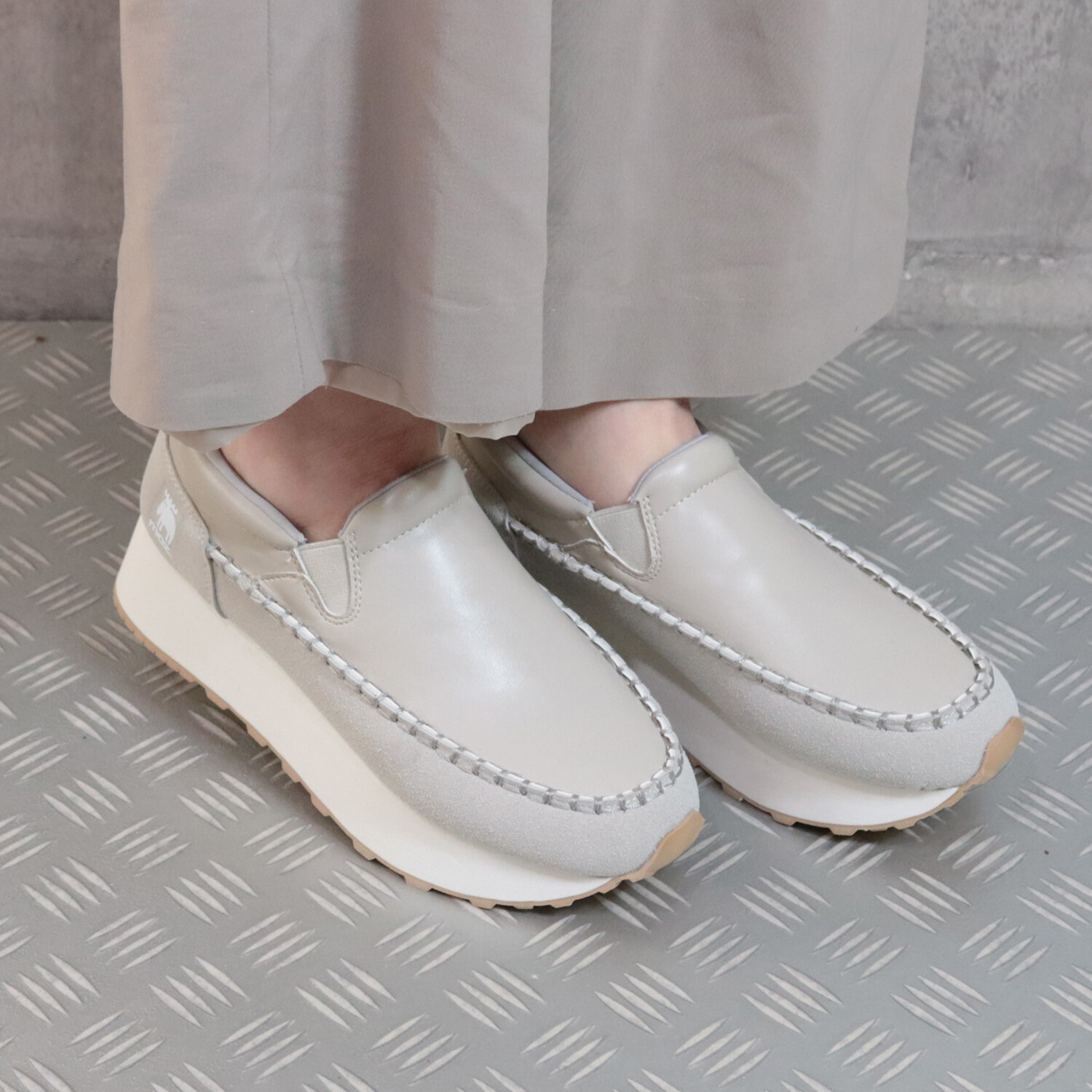 モズ 軽量 モカシンアクセント シューズ