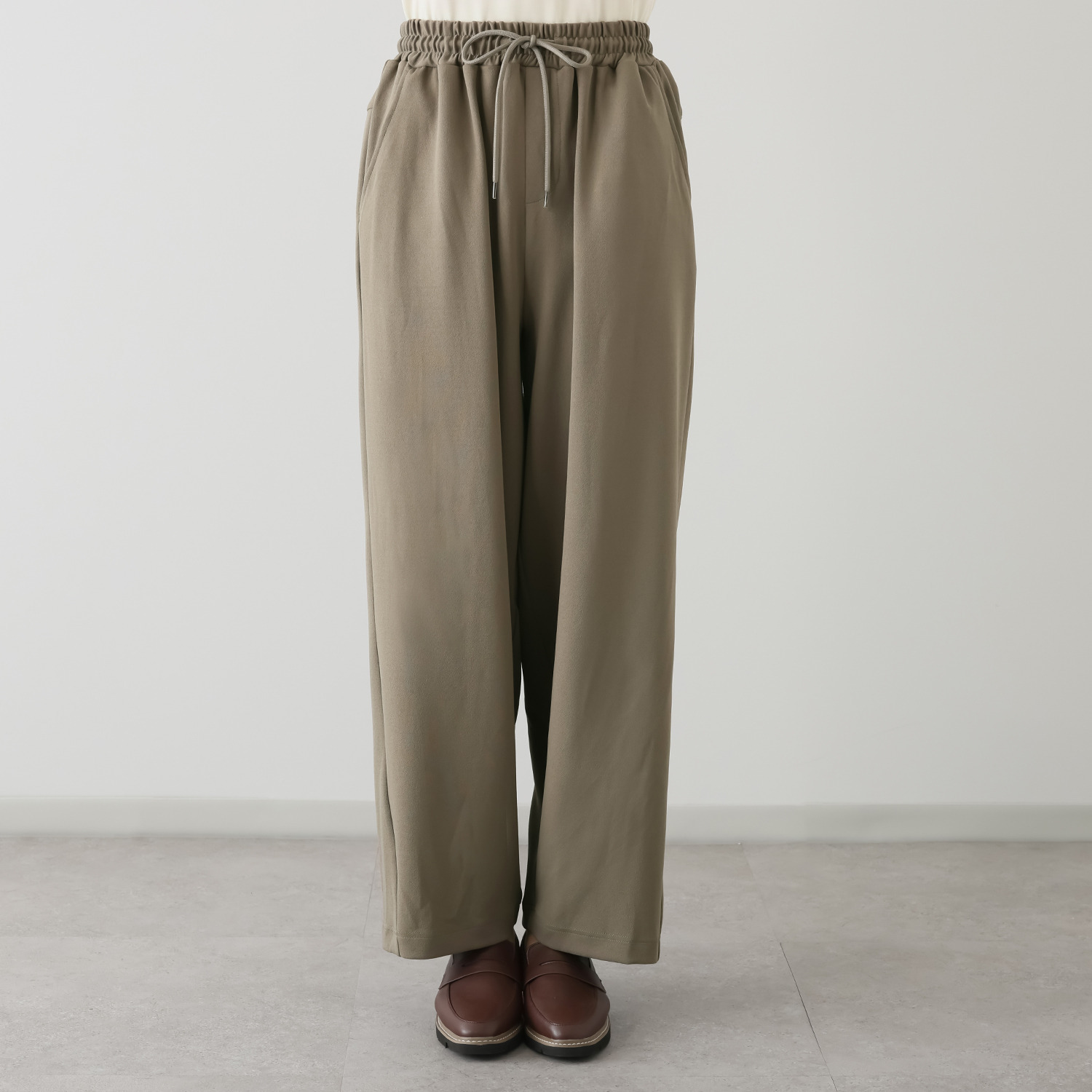 スタイル・ラヴィー サラサラで軽い ストレッチ素材 カーブシルエット イージーパンツ