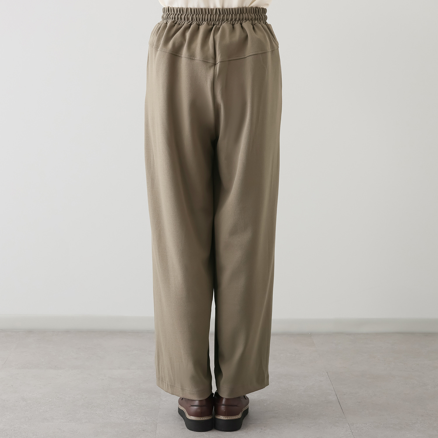 スタイル・ラヴィー サラサラで軽い ストレッチ素材 カーブシルエット イージーパンツ