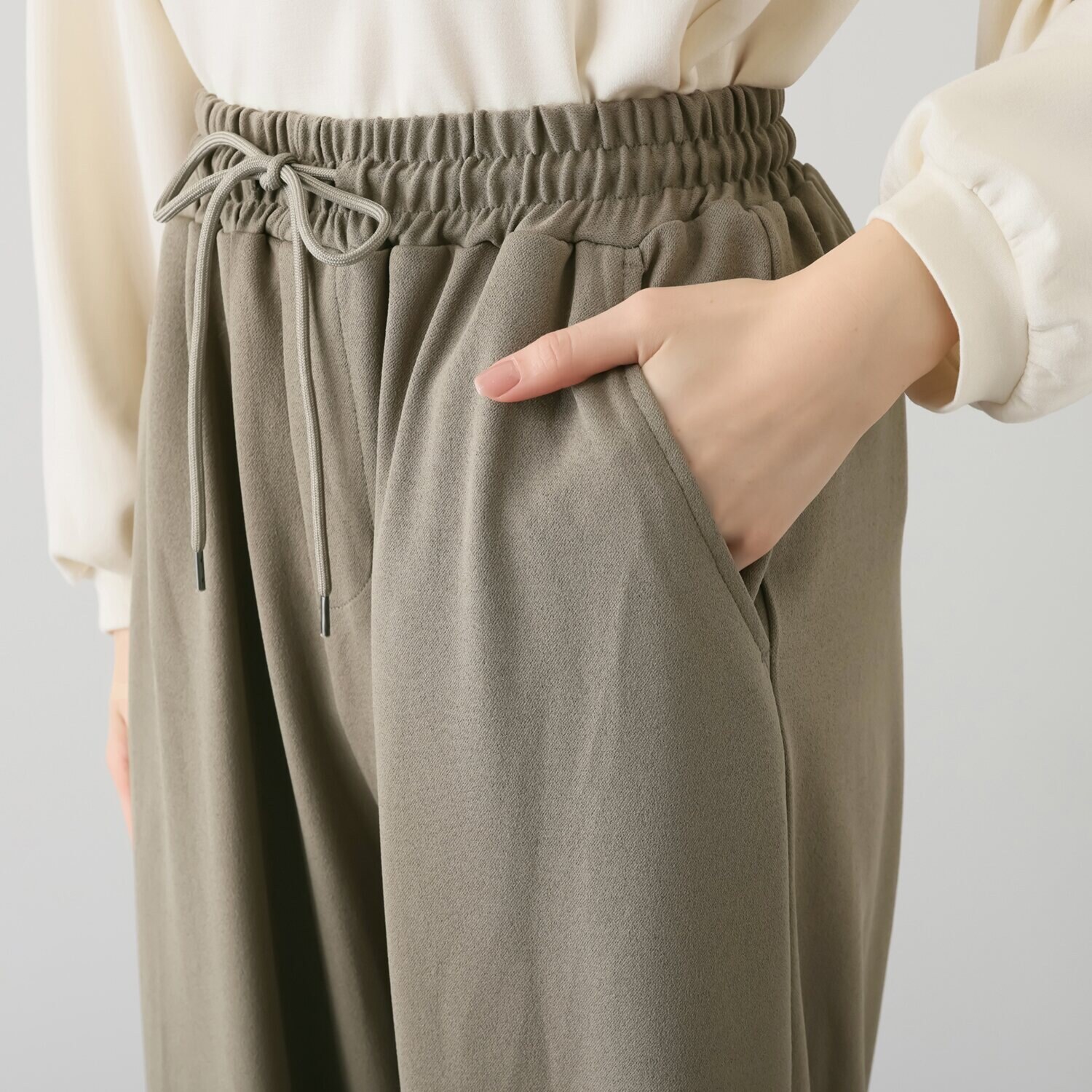 スタイル・ラヴィー サラサラで軽い ストレッチ素材 カーブシルエット イージーパンツ