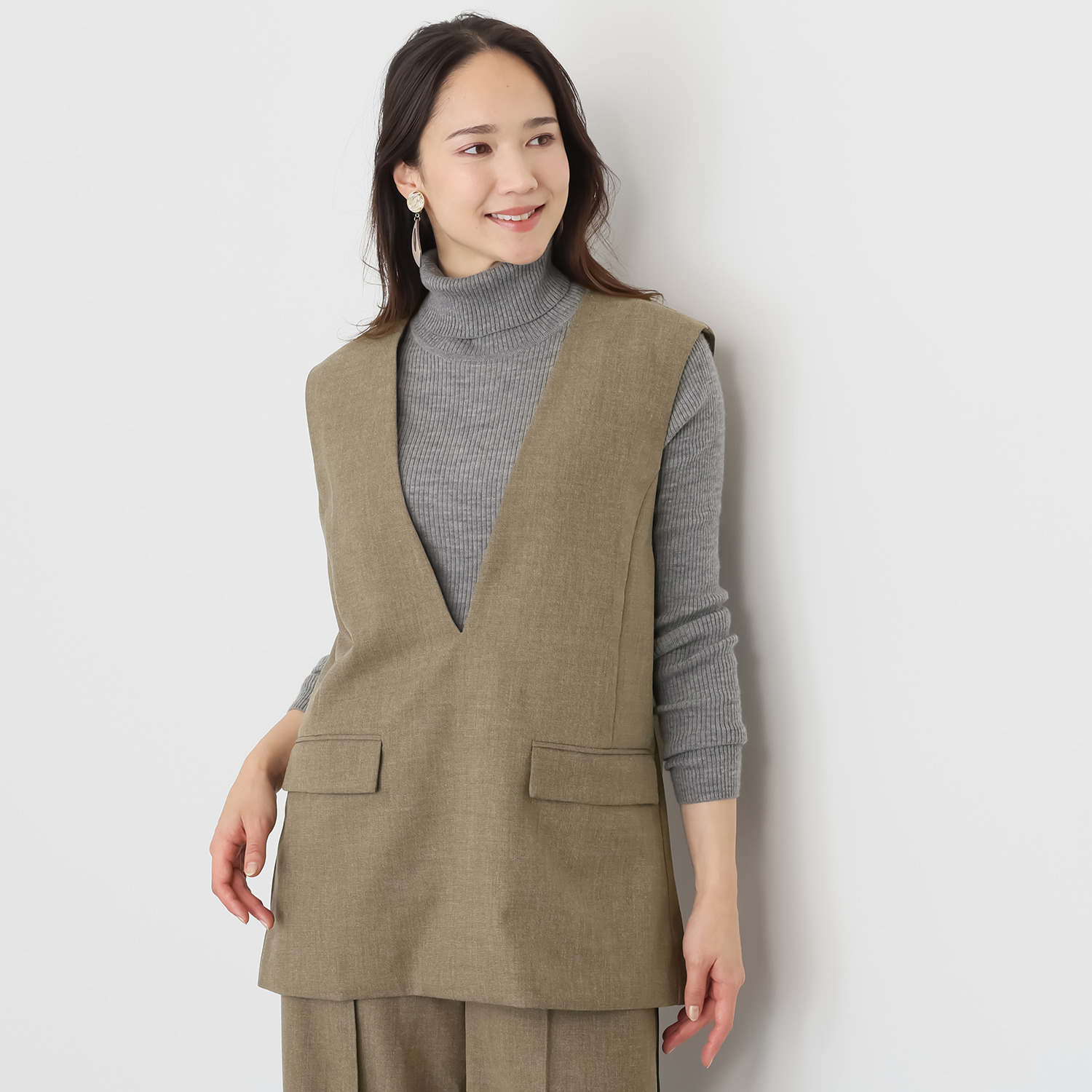 ミューリエ 紳士ディテールが ハンサムに格上げ プルオーバーベスト