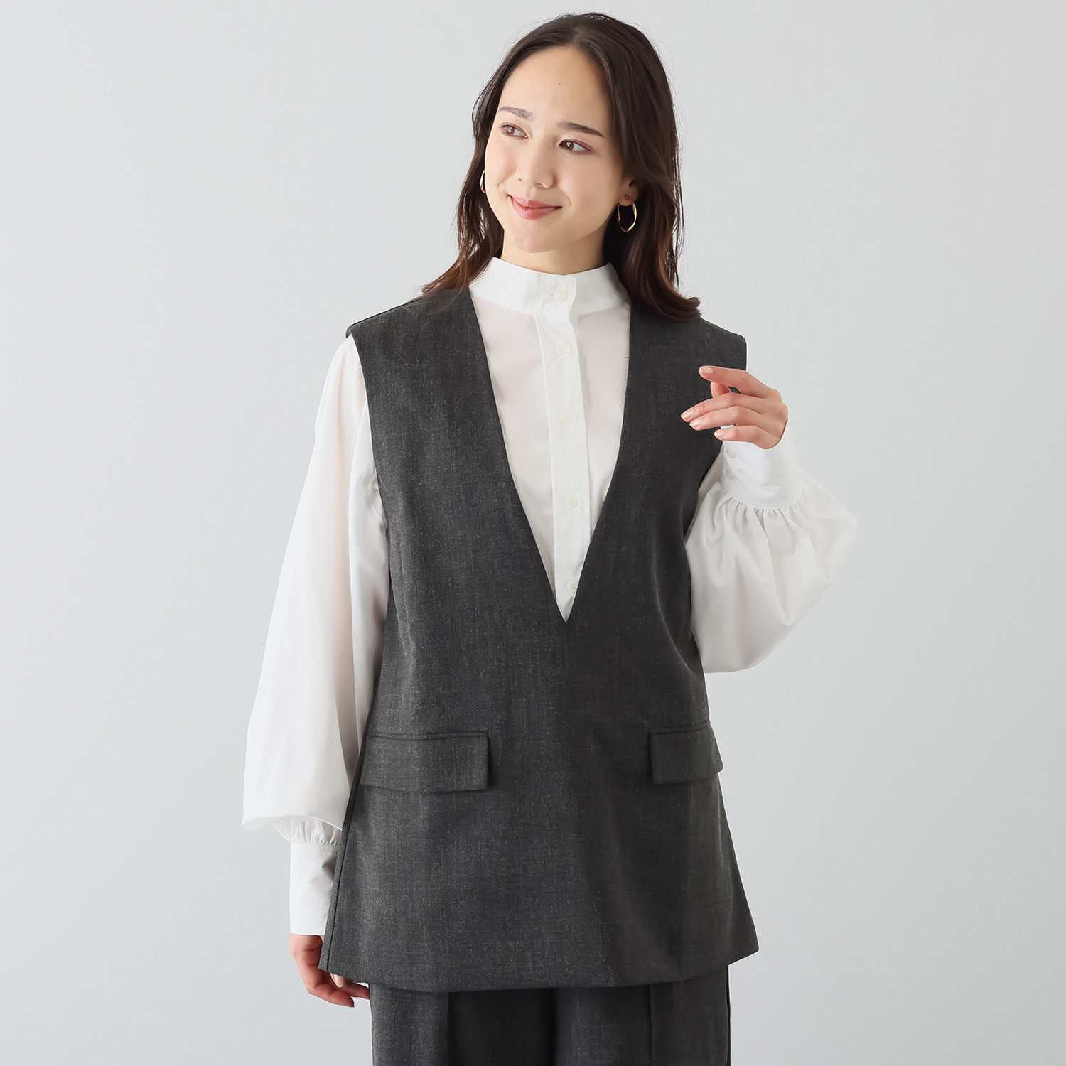 ミューリエ 紳士ディテールが ハンサムに格上げ プルオーバーベスト