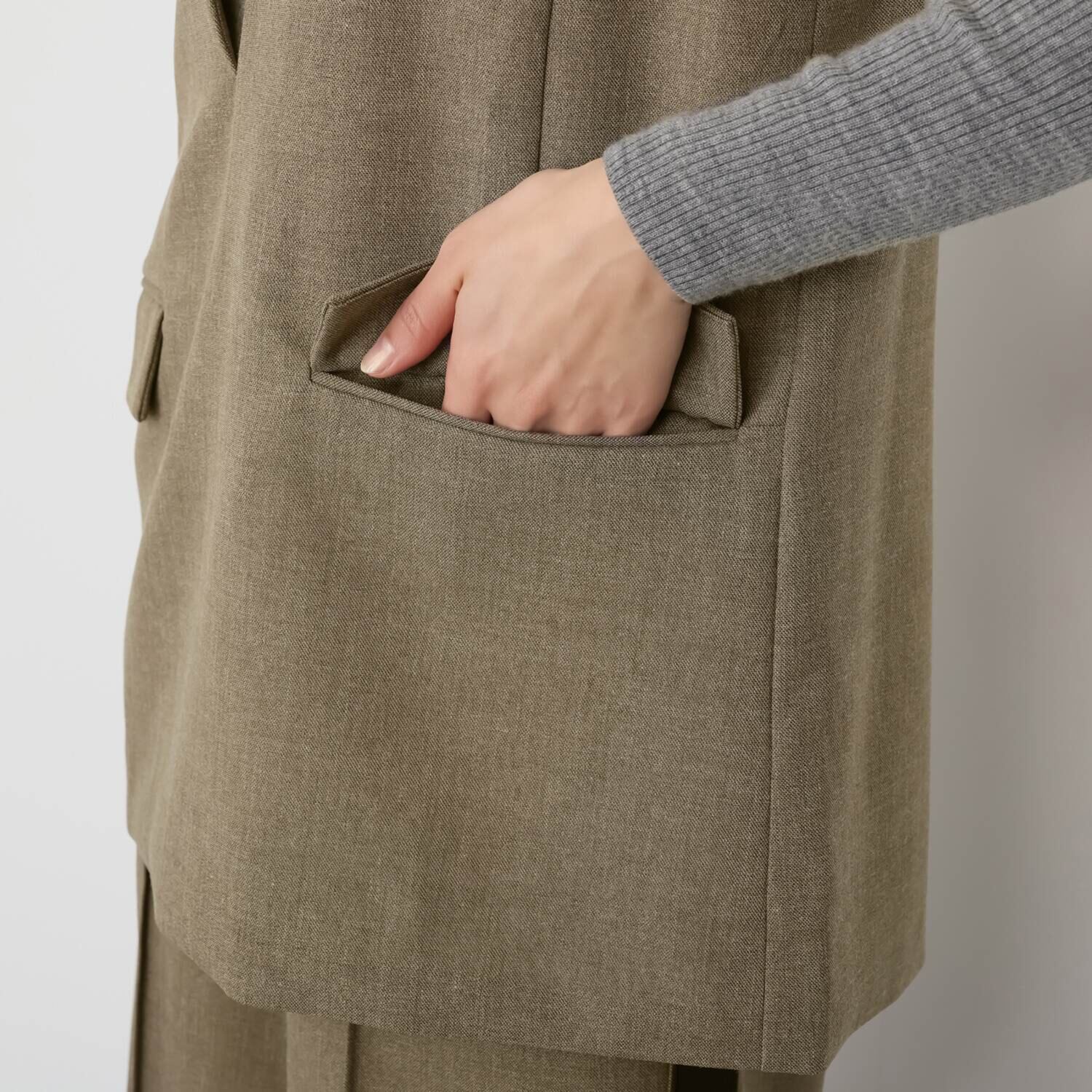 ミューリエ 紳士ディテールが ハンサムに格上げ プルオーバーベスト