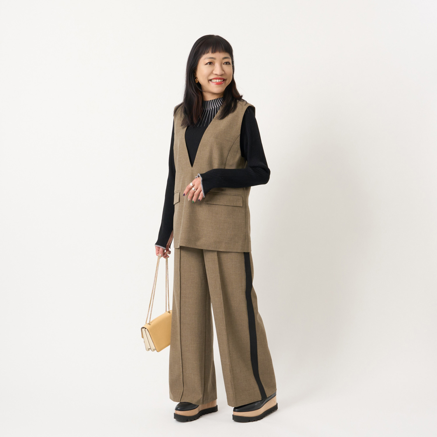 ミューリエ 紳士ディテールが ハンサムに格上げ プルオーバーベスト