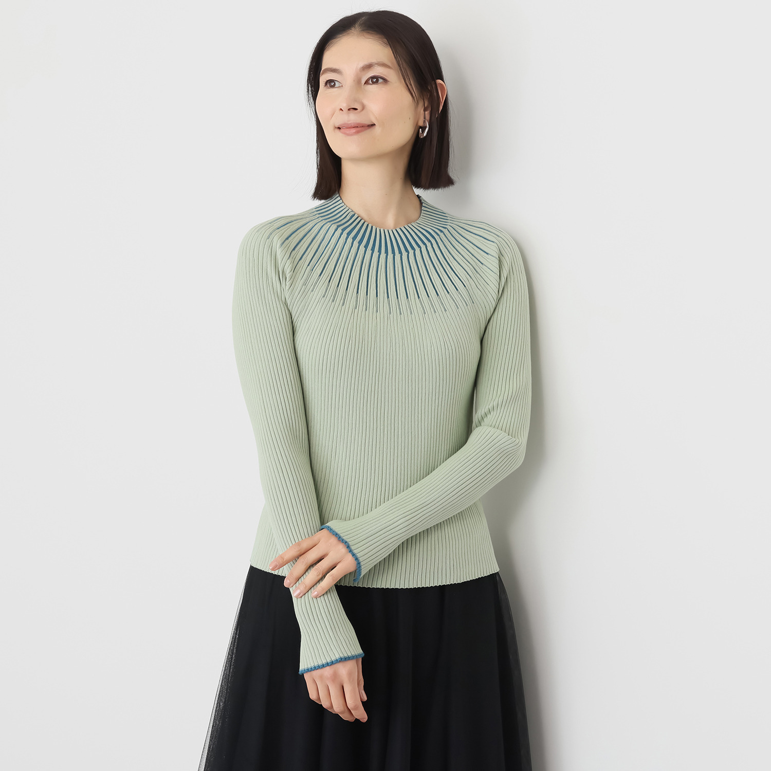 ミューリエ 白鳥ラインを描く “スワンネック”で優雅に 配色ニットプルオーバー