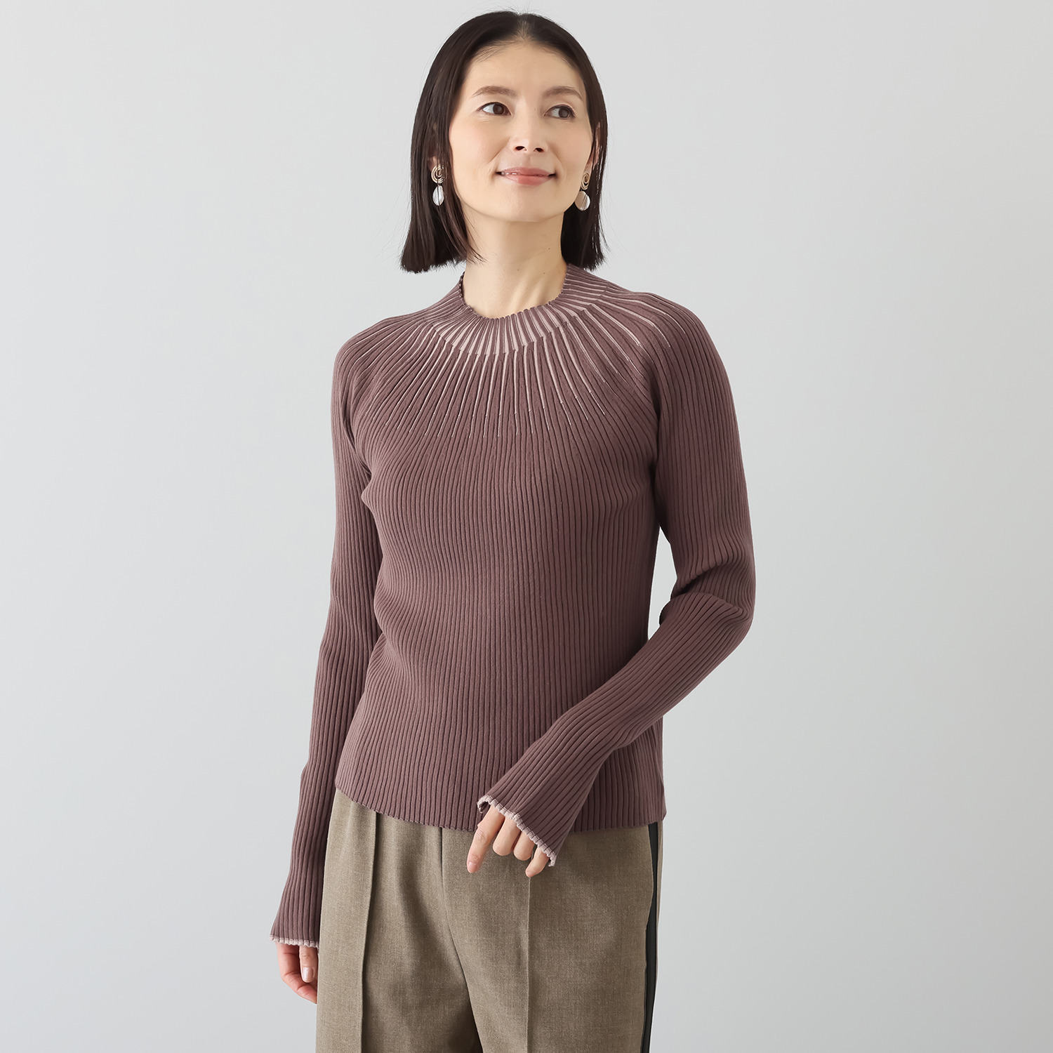 ミューリエ 白鳥ラインを描く “スワンネック”で優雅に 配色ニットプルオーバー