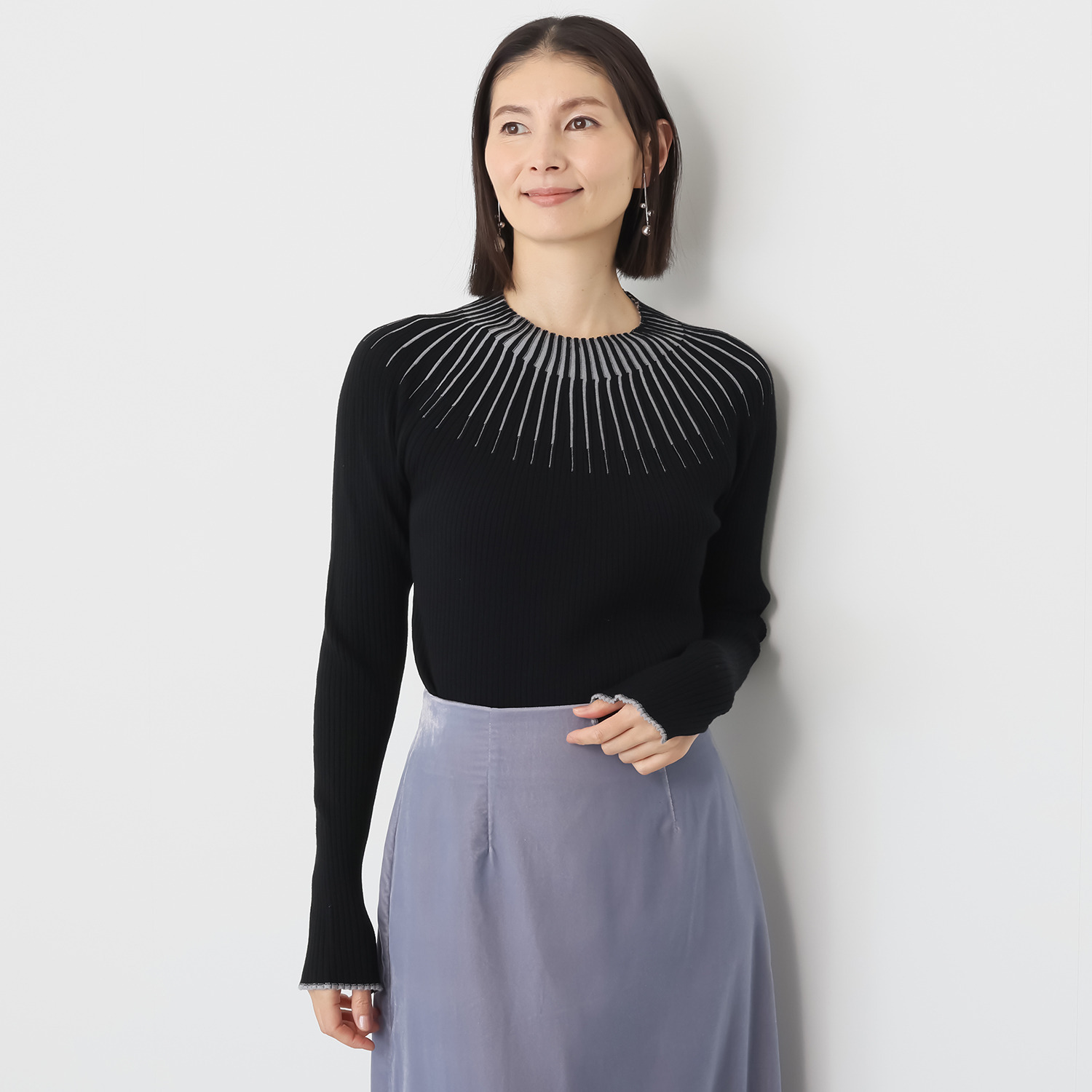 ミューリエ 白鳥ラインを描く “スワンネック”で優雅に 配色ニットプルオーバー