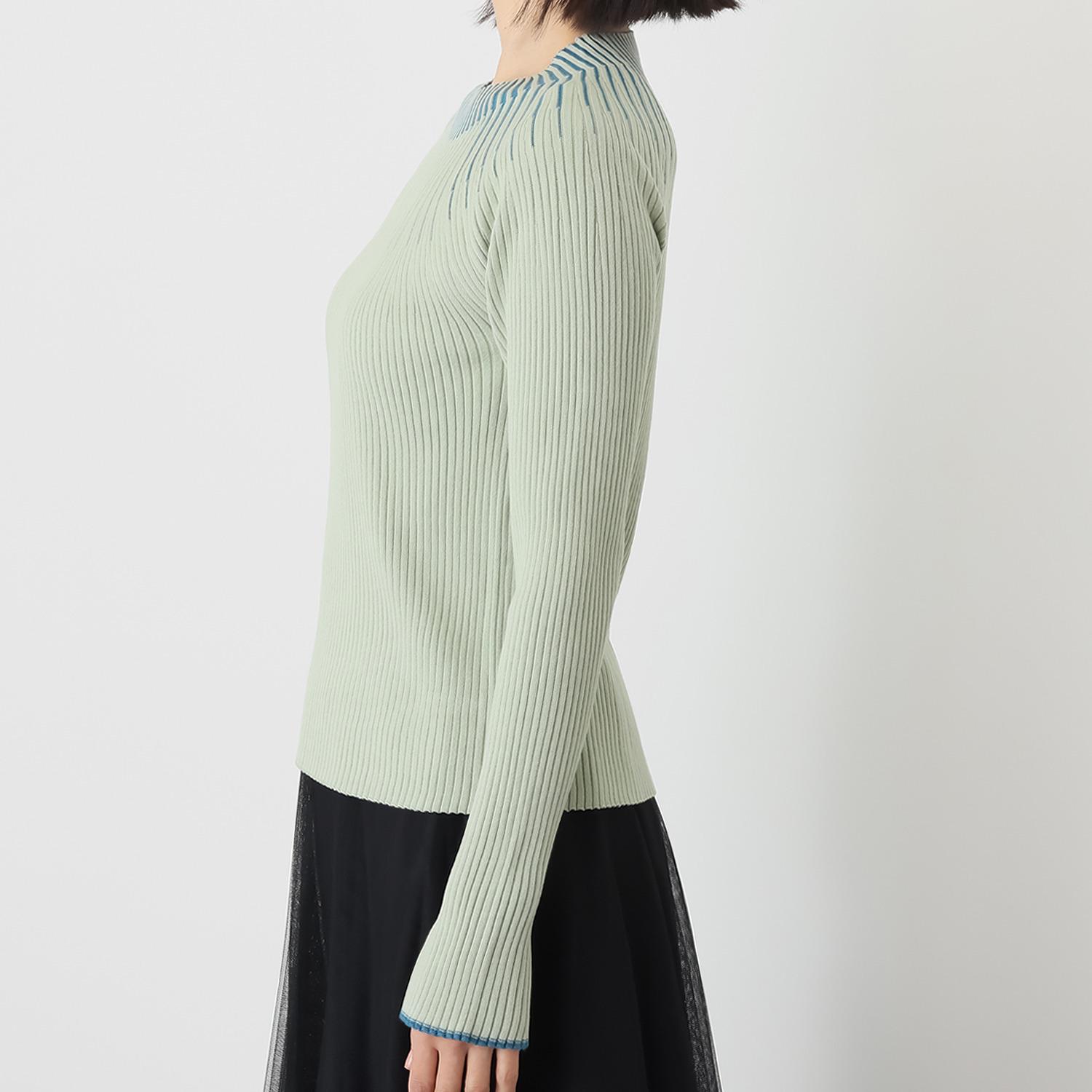 ミューリエ 白鳥ラインを描く “スワンネック”で優雅に 配色ニットプルオーバー