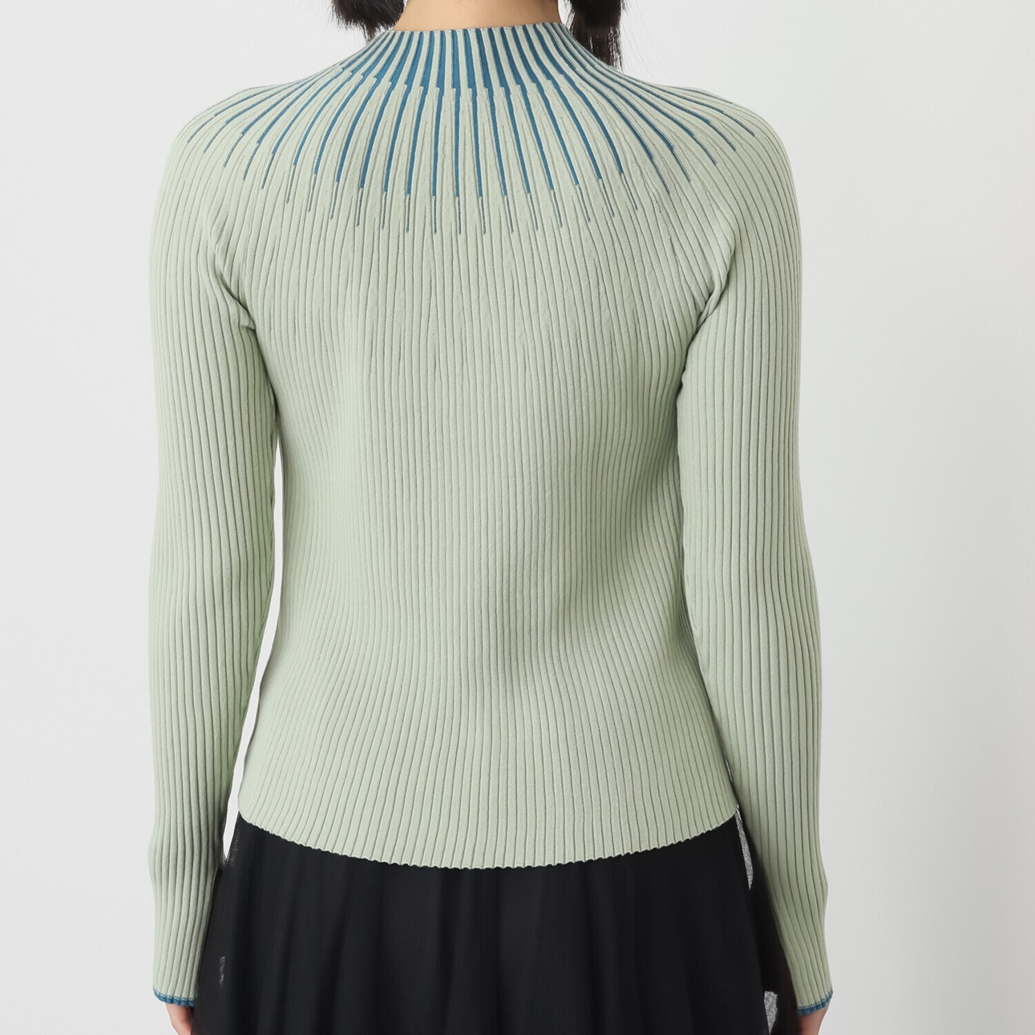 ミューリエ 白鳥ラインを描く “スワンネック”で優雅に 配色ニットプルオーバー