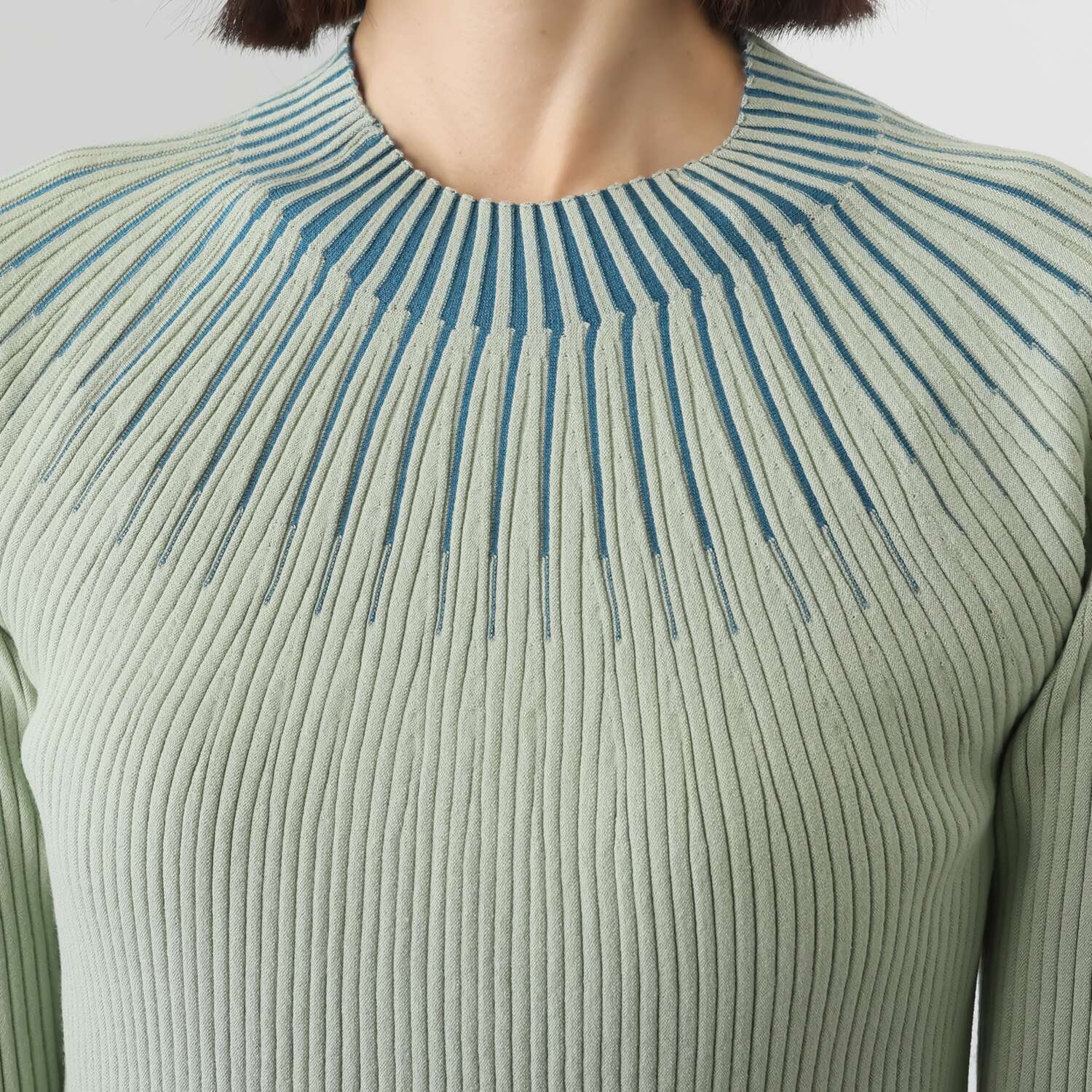 ミューリエ 白鳥ラインを描く “スワンネック”で優雅に 配色ニットプルオーバー