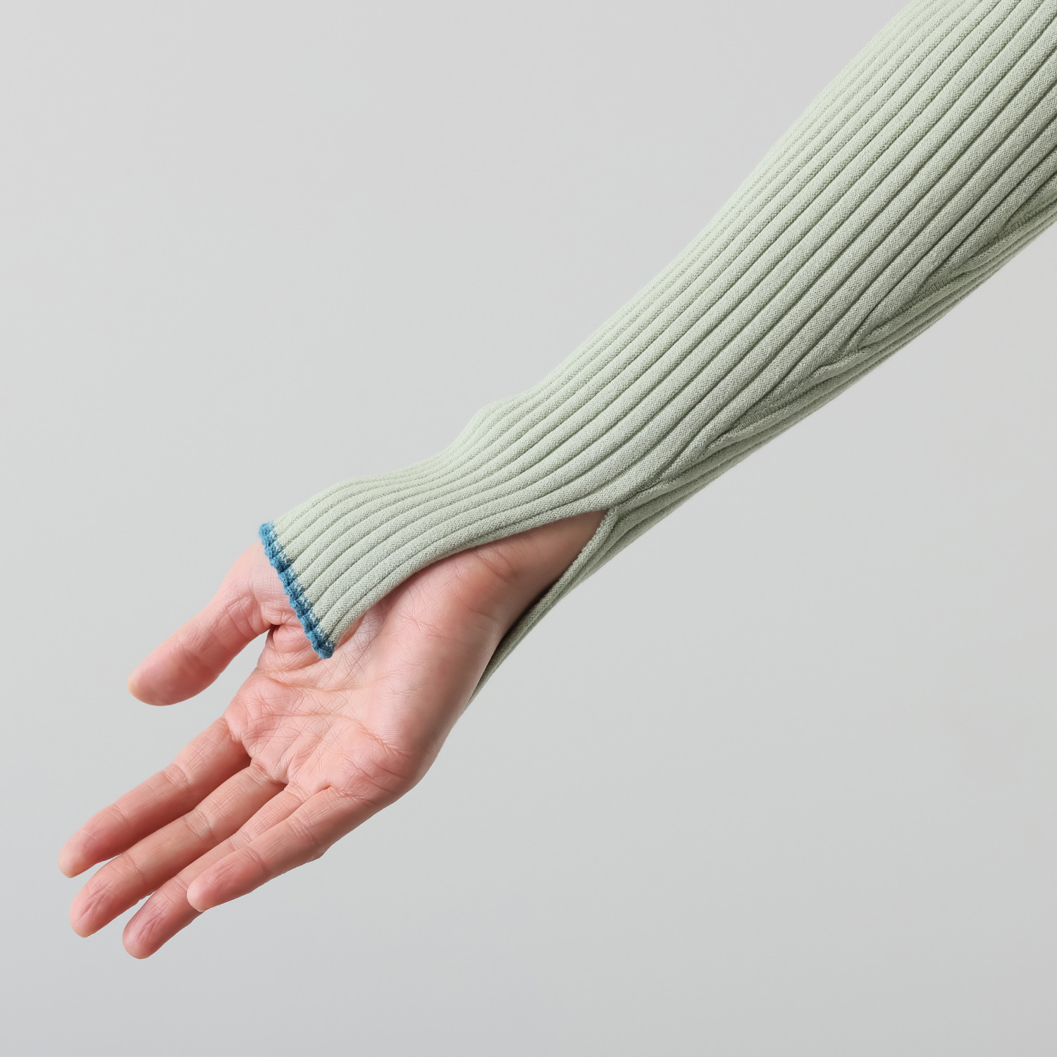 ミューリエ 白鳥ラインを描く “スワンネック”で優雅に 配色ニットプルオーバー