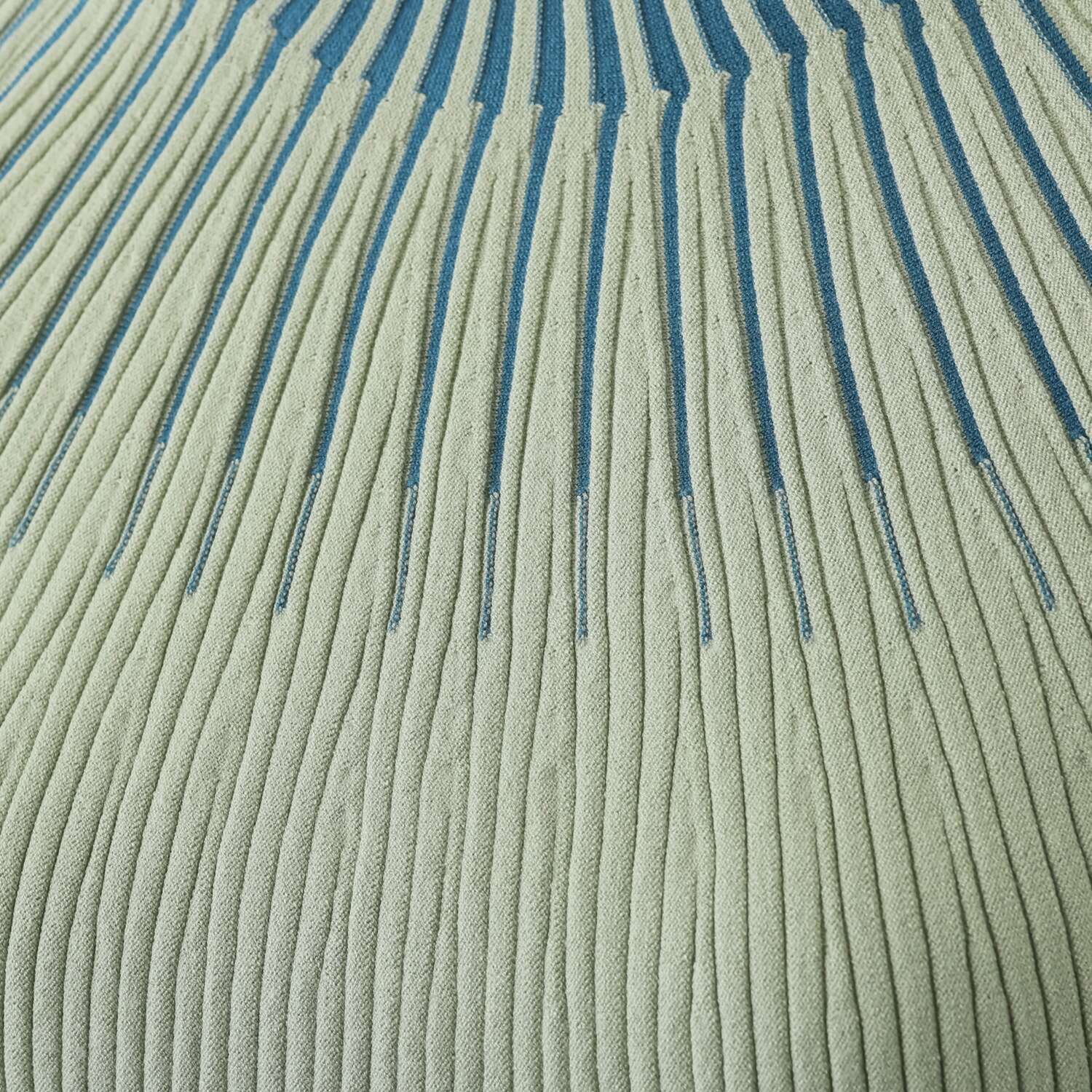 ミューリエ 白鳥ラインを描く “スワンネック”で優雅に 配色ニットプルオーバー