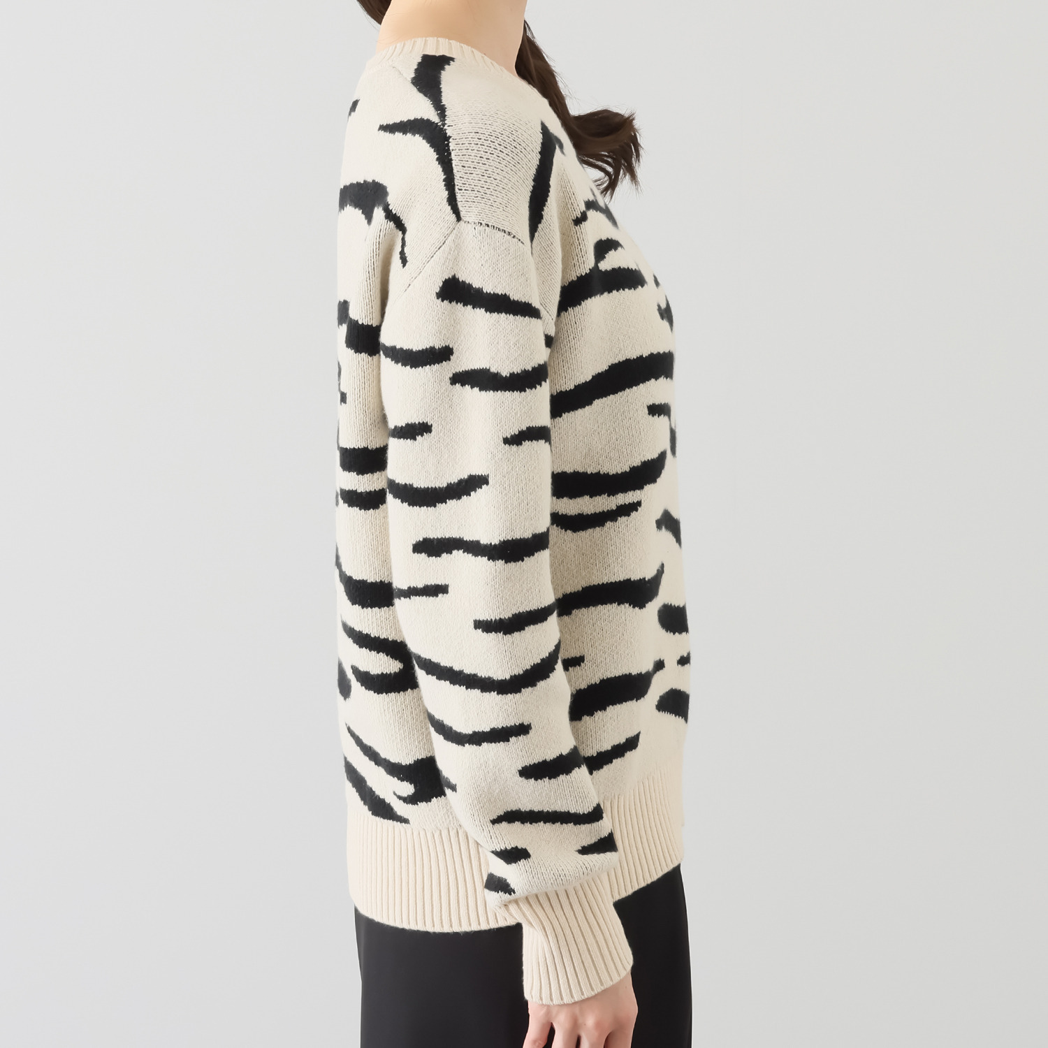 タマミ　ワタナベ フサフサ　ゼブラ ニットプルオーバー