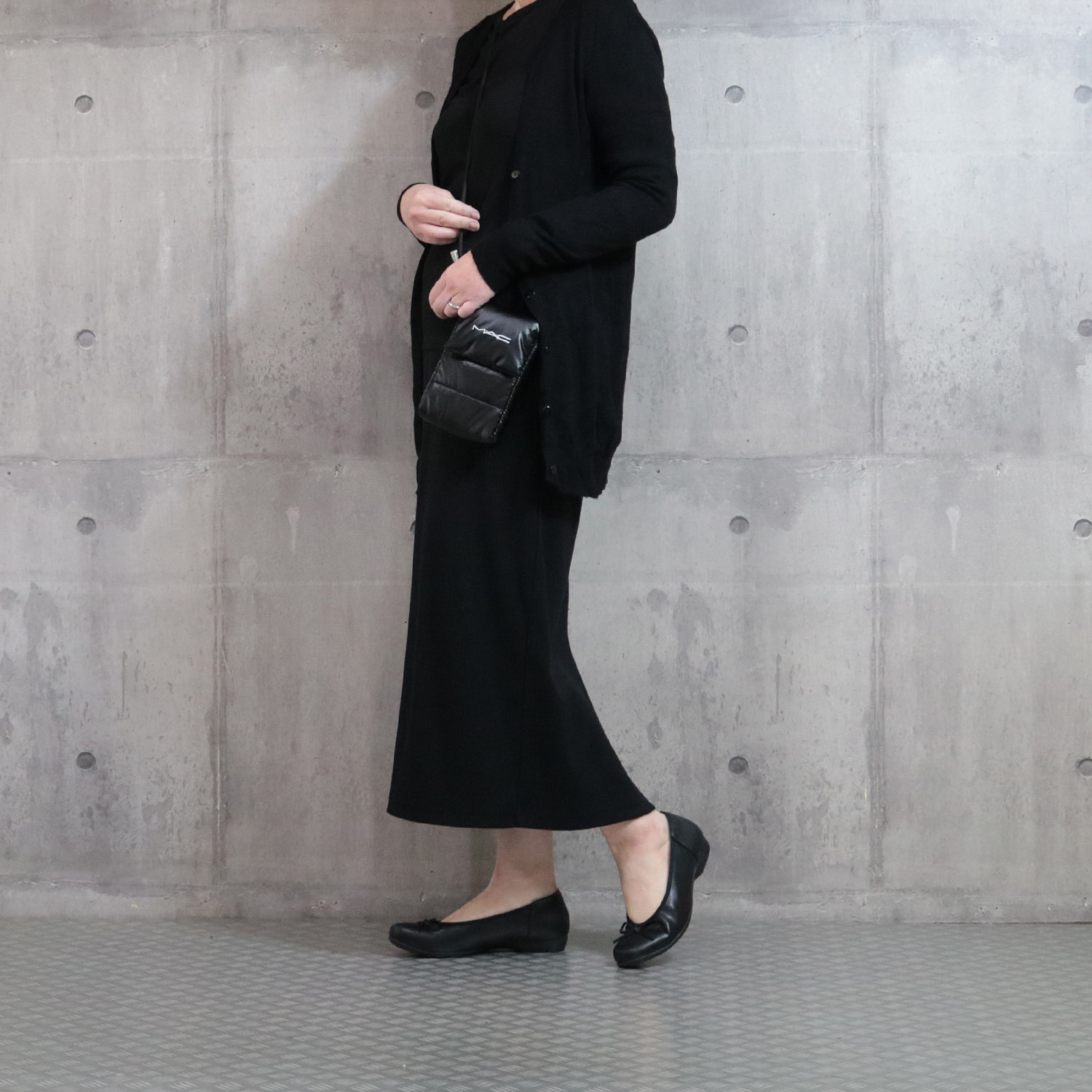 アルファキュービック 靴のマエストロ監修 軽量　ゆったり ストレッチリボンパンプス