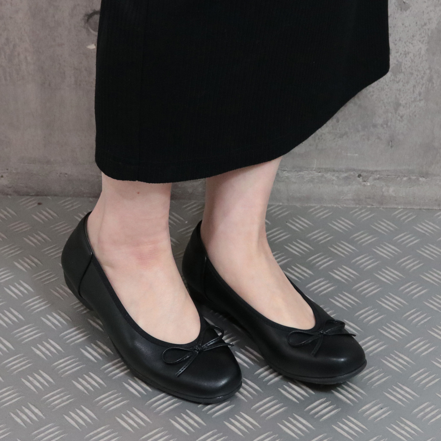 アルファキュービック 靴のマエストロ監修 軽量　ゆったり ストレッチリボンパンプス