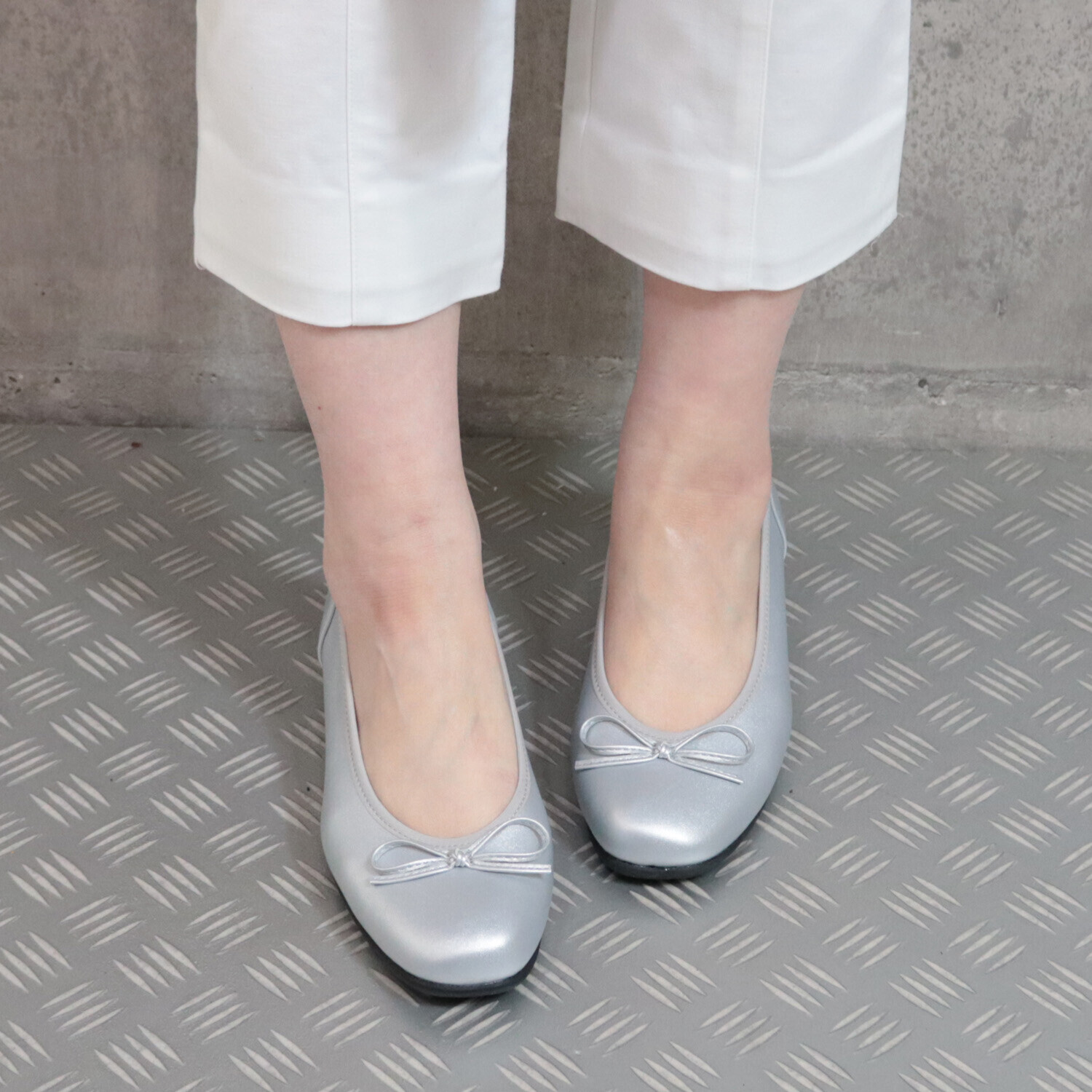 アルファキュービック 靴のマエストロ監修 軽量　ゆったり ストレッチリボンパンプス