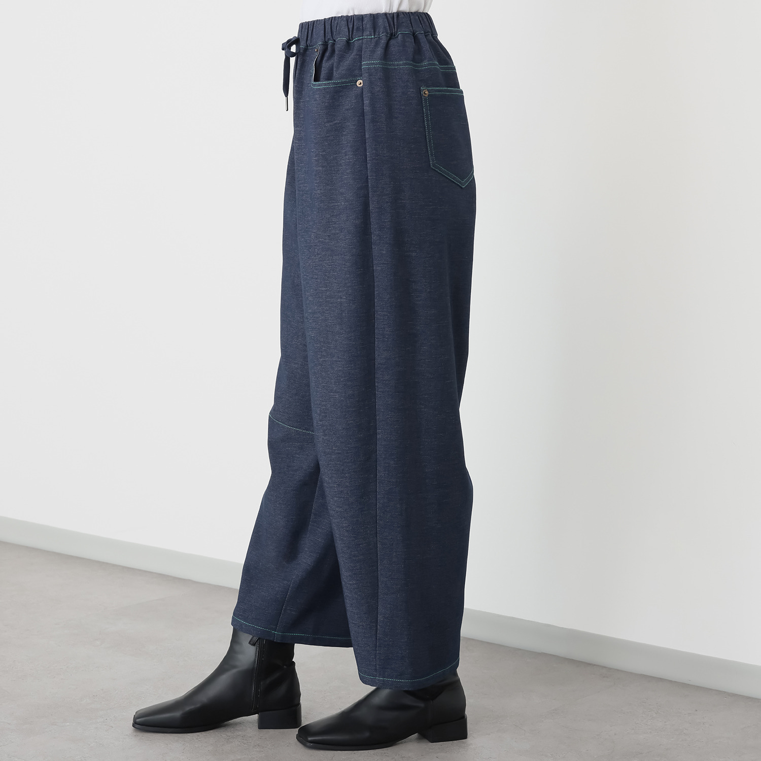 イクシーズ カラーステッチ カーヴィー デニムパンツ