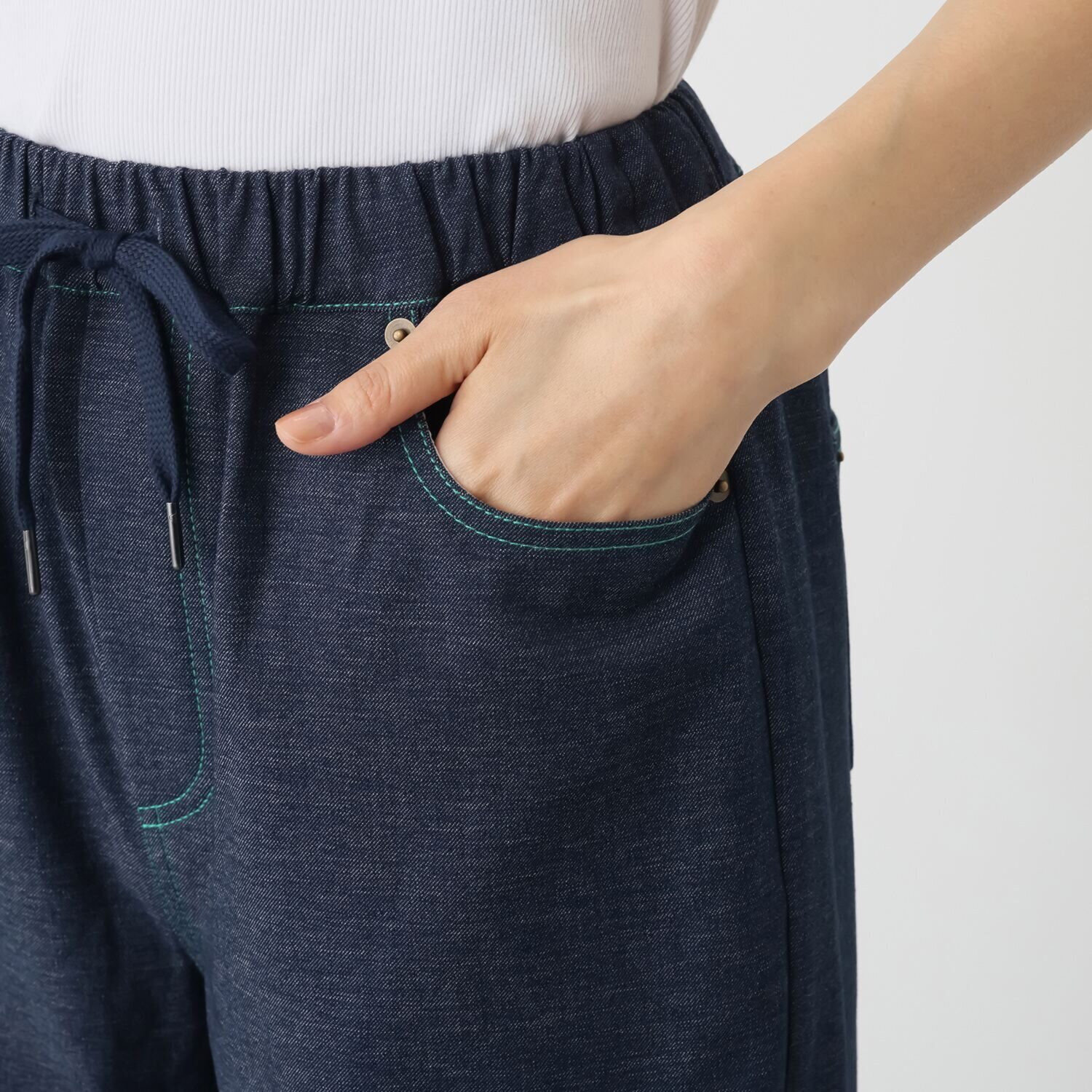 イクシーズ カラーステッチ カーヴィー デニムパンツ