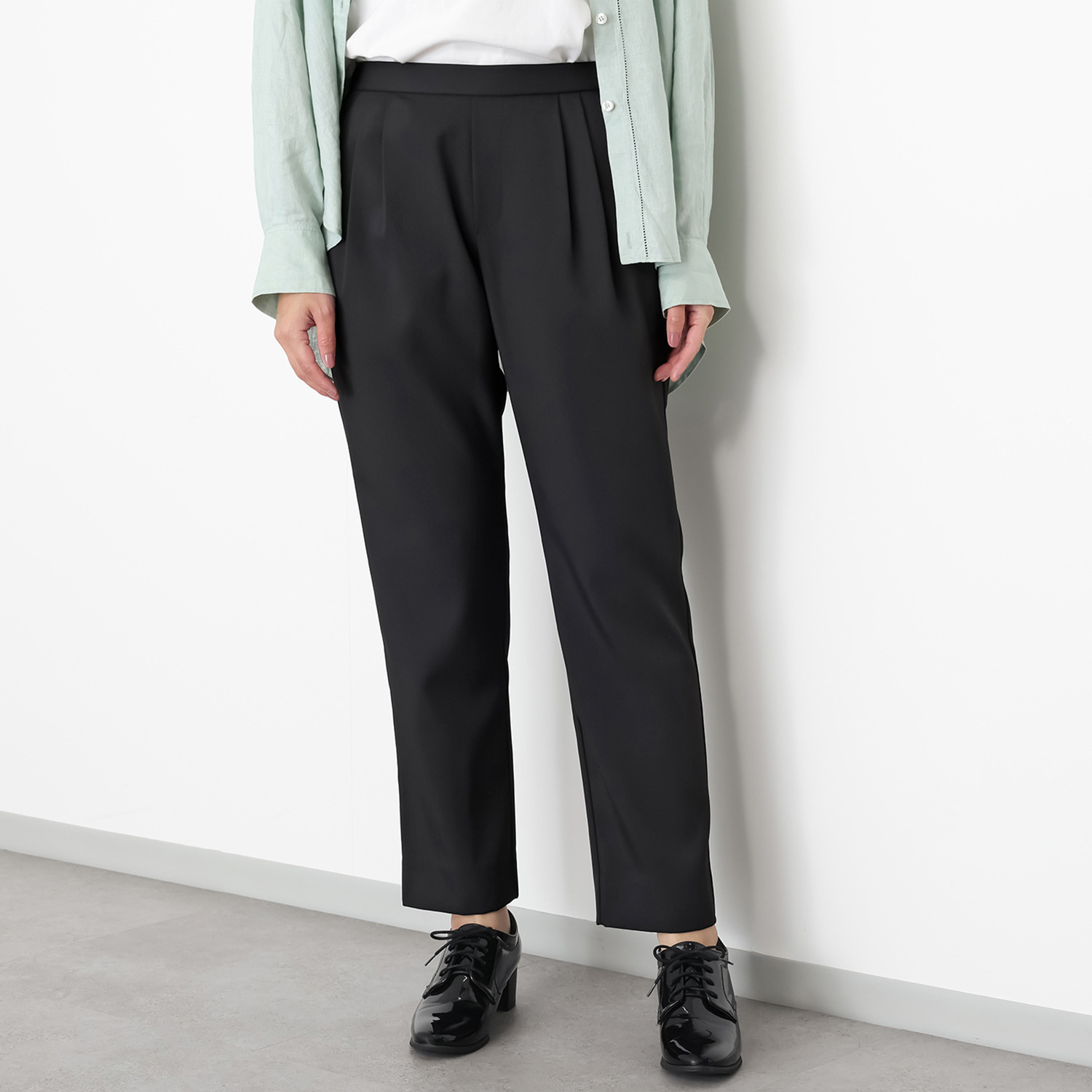 ウタオ 多機能 ストレッチ素材使用 テーパードパンツ